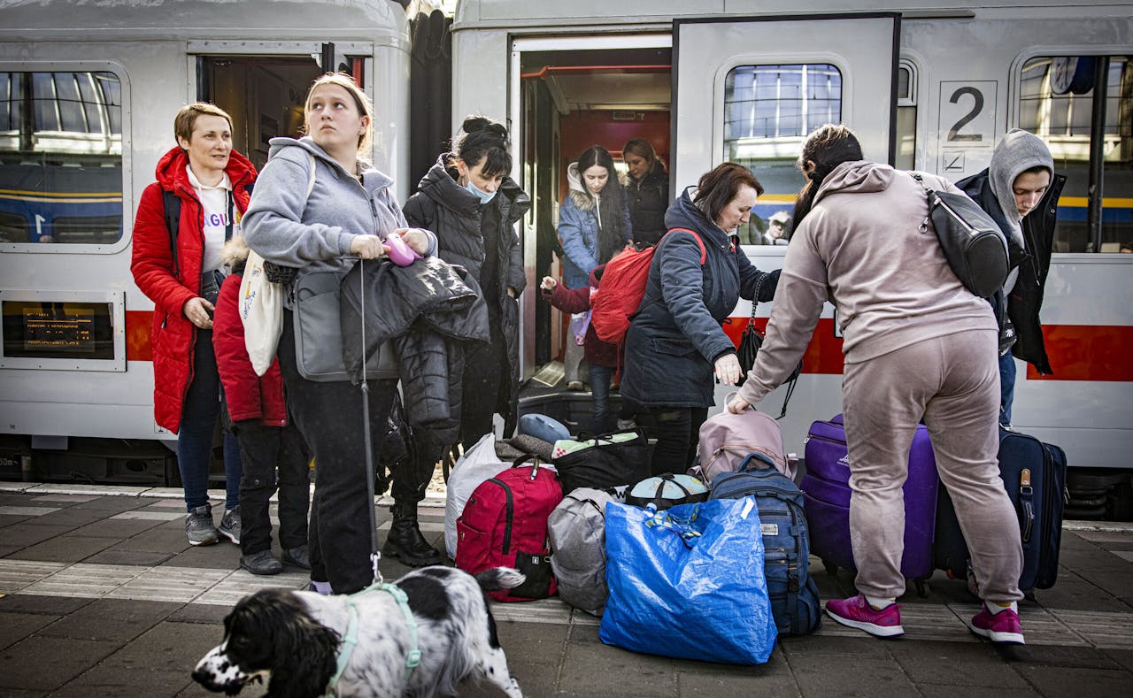 Oekraïense vluchtelingen na aankomst met de trein vanuit Berlijn op Amsterdam Centraal