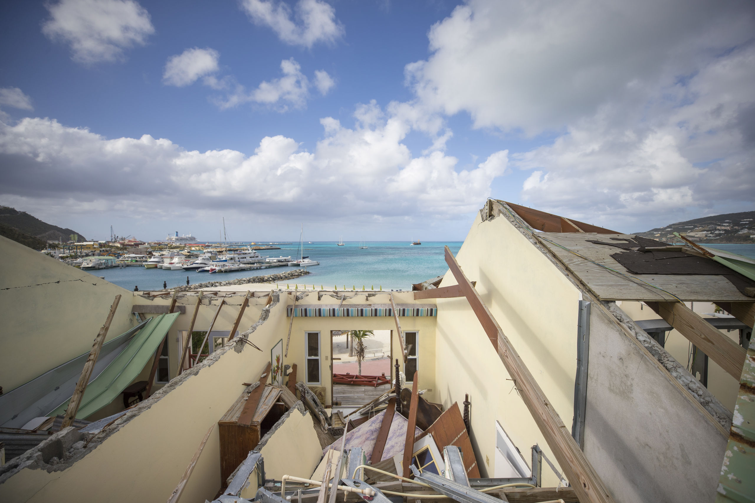 Kamers gezien vanaf het dak in het door de orkaan Irma vernielde Pasanggrahan hotel aan het strand van Great Bay in Philipsburg.