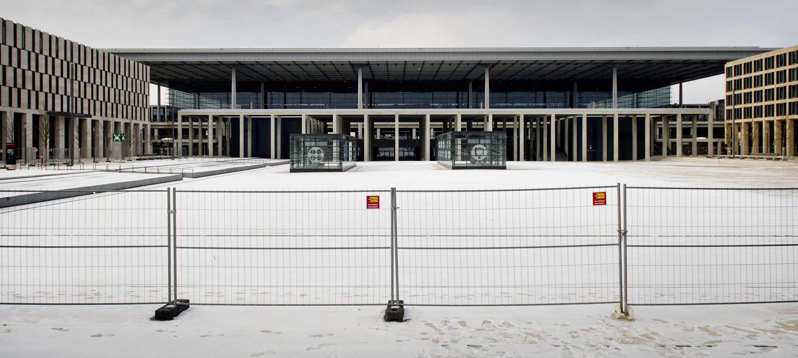 Het Berlijnse vliegveld staat, gedeeltelijk af, al jaren leeg.