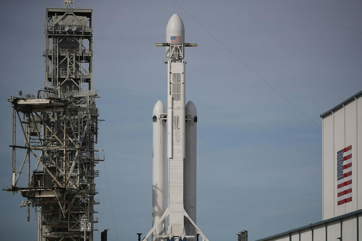 Elon Musk schiet Tesla de ruimte in BNR Nieuwsradio