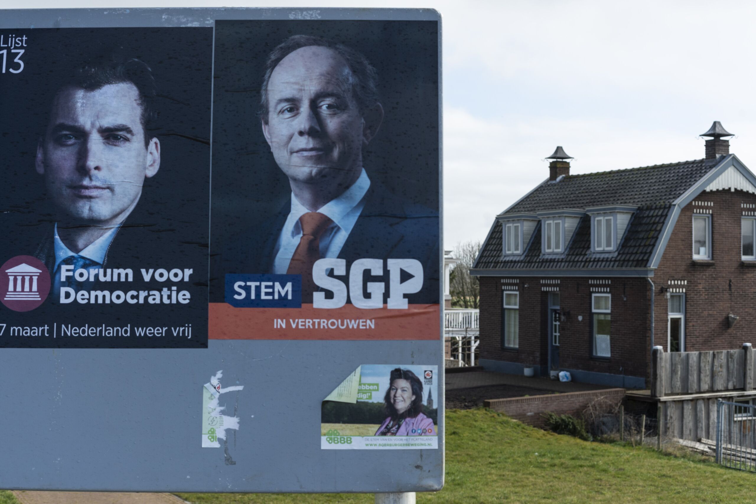 Verkiezingsbord met posters voor FvD en SGP in het zeer christelijke Werkendam