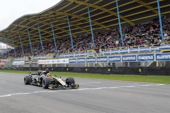 Formule 1-auto van Renault op het TT Circuit van Assen tijdens de Gamma Racing Day in 2019