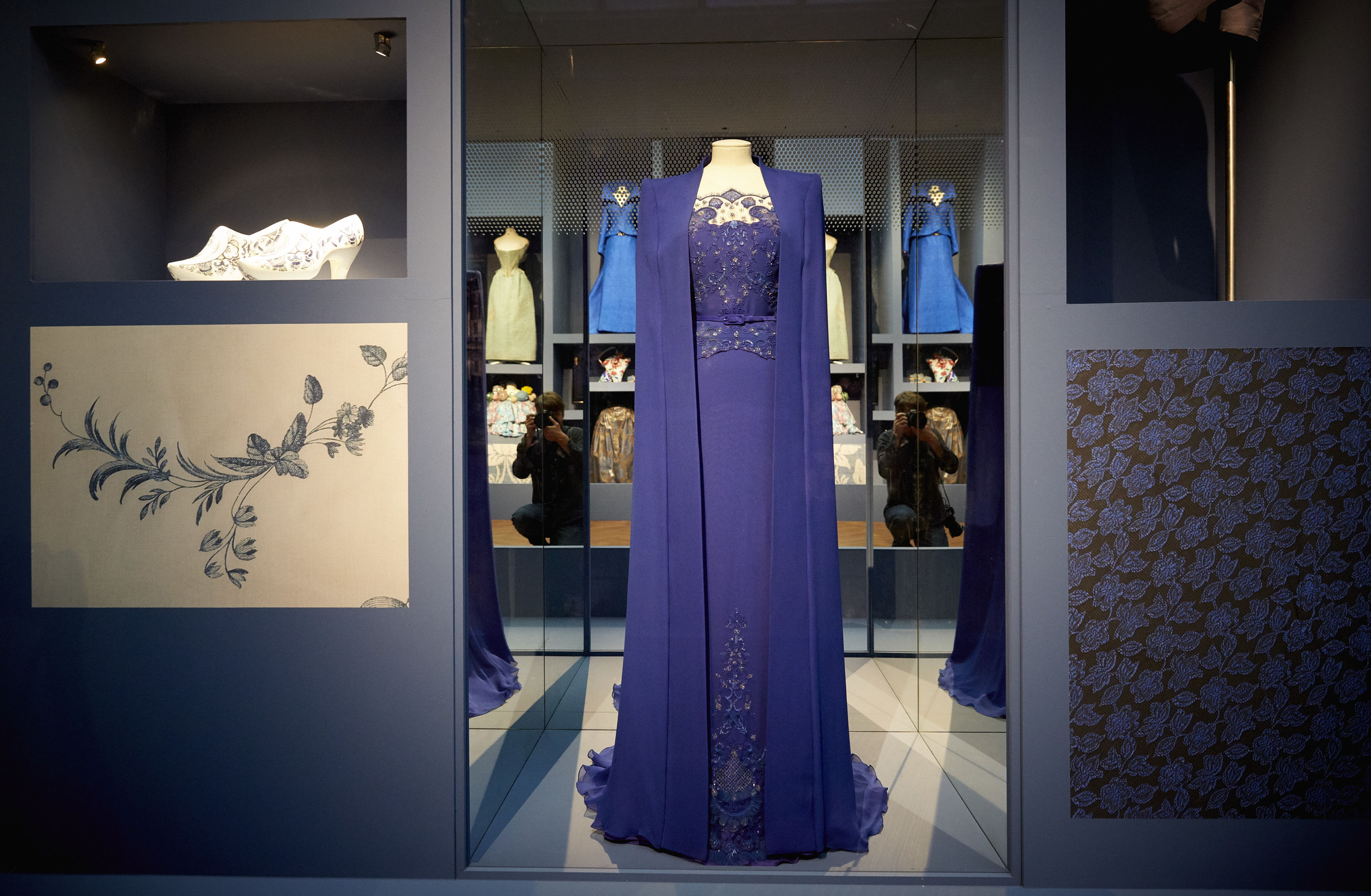 De inhuldigingsjapon van koningin Máxima tijdens de perspreview van Ode aan de Nederlandse mode in het Gemeentemuseum.