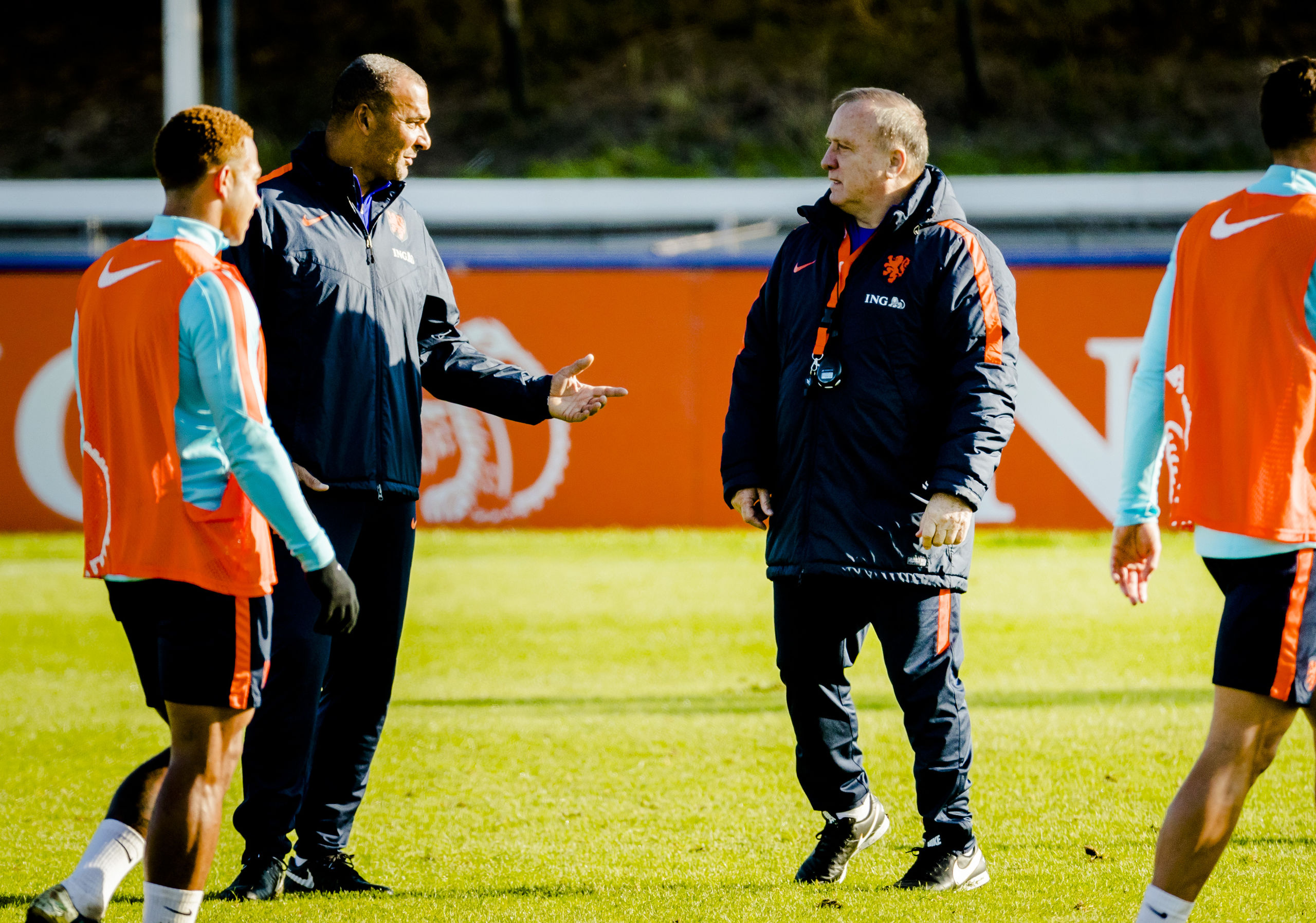 2017-11-07 13:29:15 KATWIJK - Ruud Gullit en Dick Advocaat van het Nederlands elftal tijdens een training op het terrein van Quick Boys. Oranje oefent later deze week in Aberdeen tegen Schotland. ANP REMKO DE WAAL