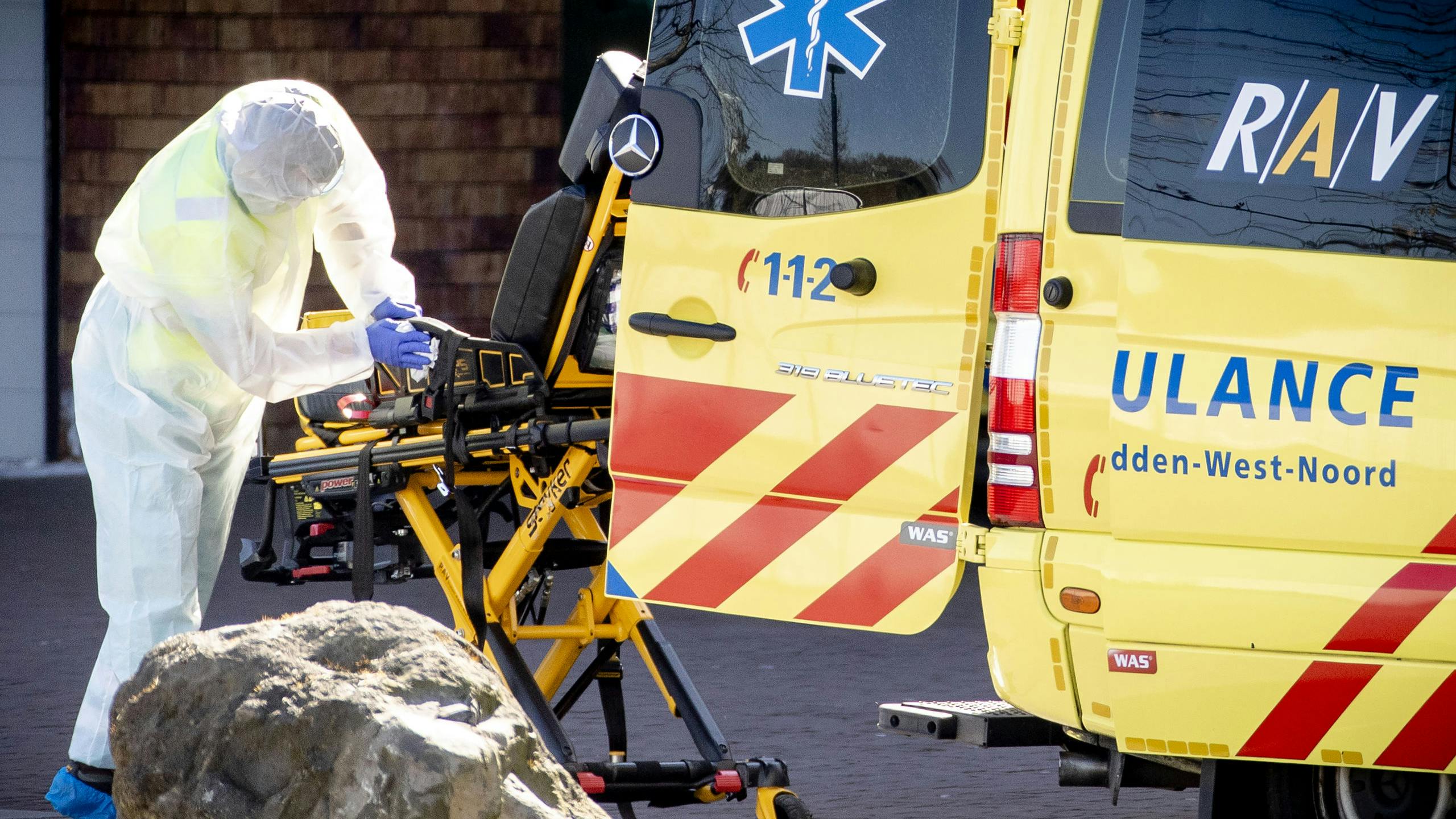 Een ambulance wordt gereinigd na het vervoeren van een patiënt naar het Bernhoven ziekenhuis
