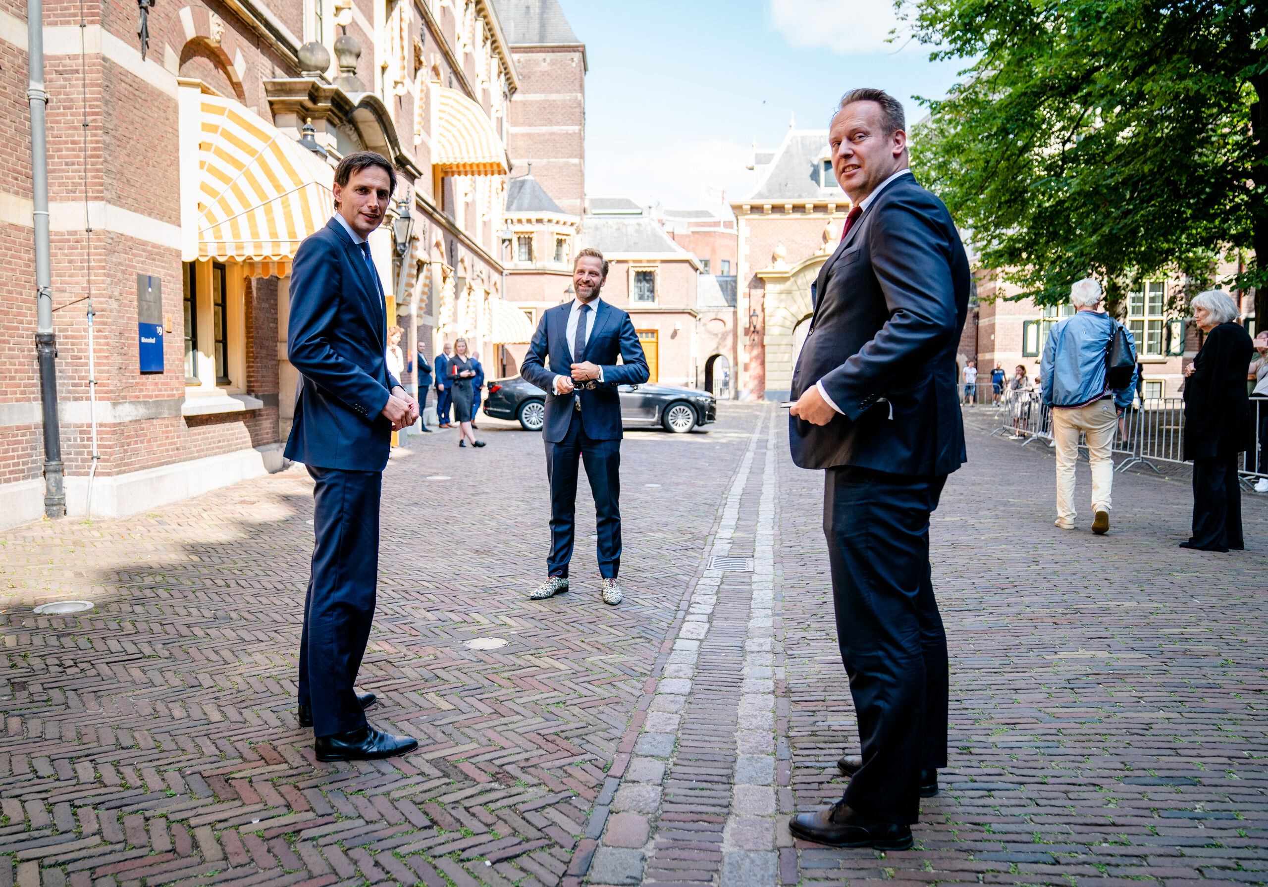 DEN HAAG - (VLNR) Wopke Hoekstra (CDA), demissionair Minister Hugo de Jonge van Volksgezondheid, Welzijn en Sport (CDA) en Pieter Heerma (CDA) op het Binnenhof voorafgaand een gesprek met informateur Mariette Hamer over de kabinetsformatie. ANP BART MAAT