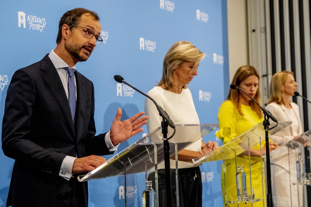Eric Wiebes, Carola Schouten en Kasja Ollongren en Stientje van Veldhoven tijdens de presentatie van het Klimaatakkoord, een groot pakket maatregelen om de komende decennia de uitstoot van broeikasgassen terug te dringen.