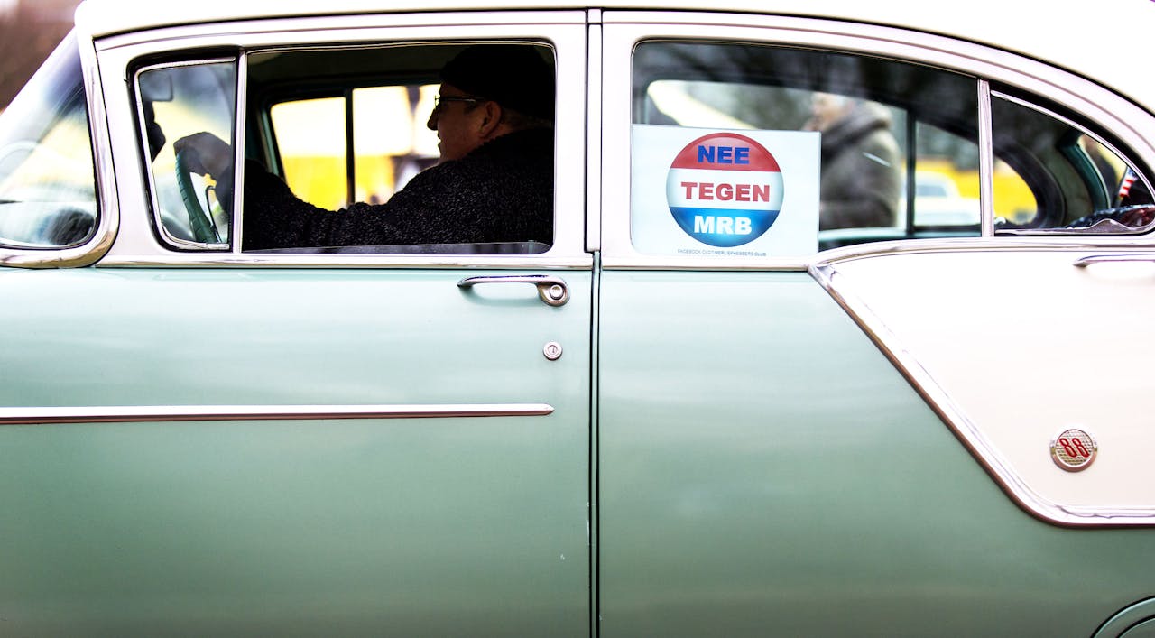 DEN HAAG - Op het Malieveld in Den Haag hebben honderden oldtimerliefhebbers zich verzameld. De oldtimeliefhebbers protesteren tegen de vrijstelling voor motorrijtuigenbelasting voor oldtimers van 40 jaar of ouder. Tot nu toe waren auto's van 25 jaar of ouder vrijgesteld van wegenbelasting. ANP COPYRIGHT VALERIE KUYPERS