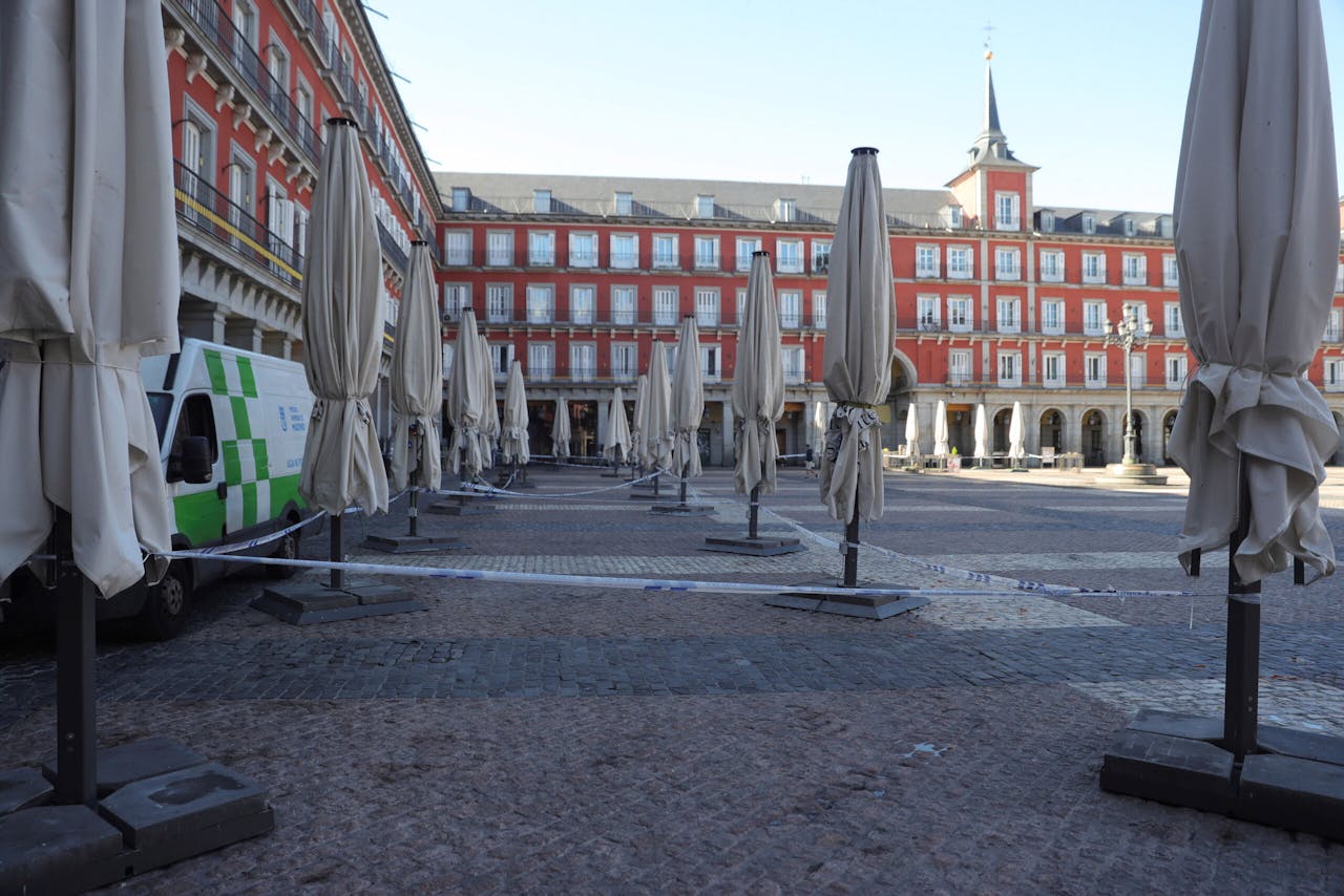 2020-05-10 07:18:53 epa08412753 Bars and terraces remain closed at Plaza Mayor in Madrid, Spain, 10 May 2020. Spain is on phase zero of the de-escalation plan amid the ongoing COVID-19 coronavirus pandemic, while moving to the next stage will depend on the coronavirus situation of each province. EPA/JUANJO MARTIN