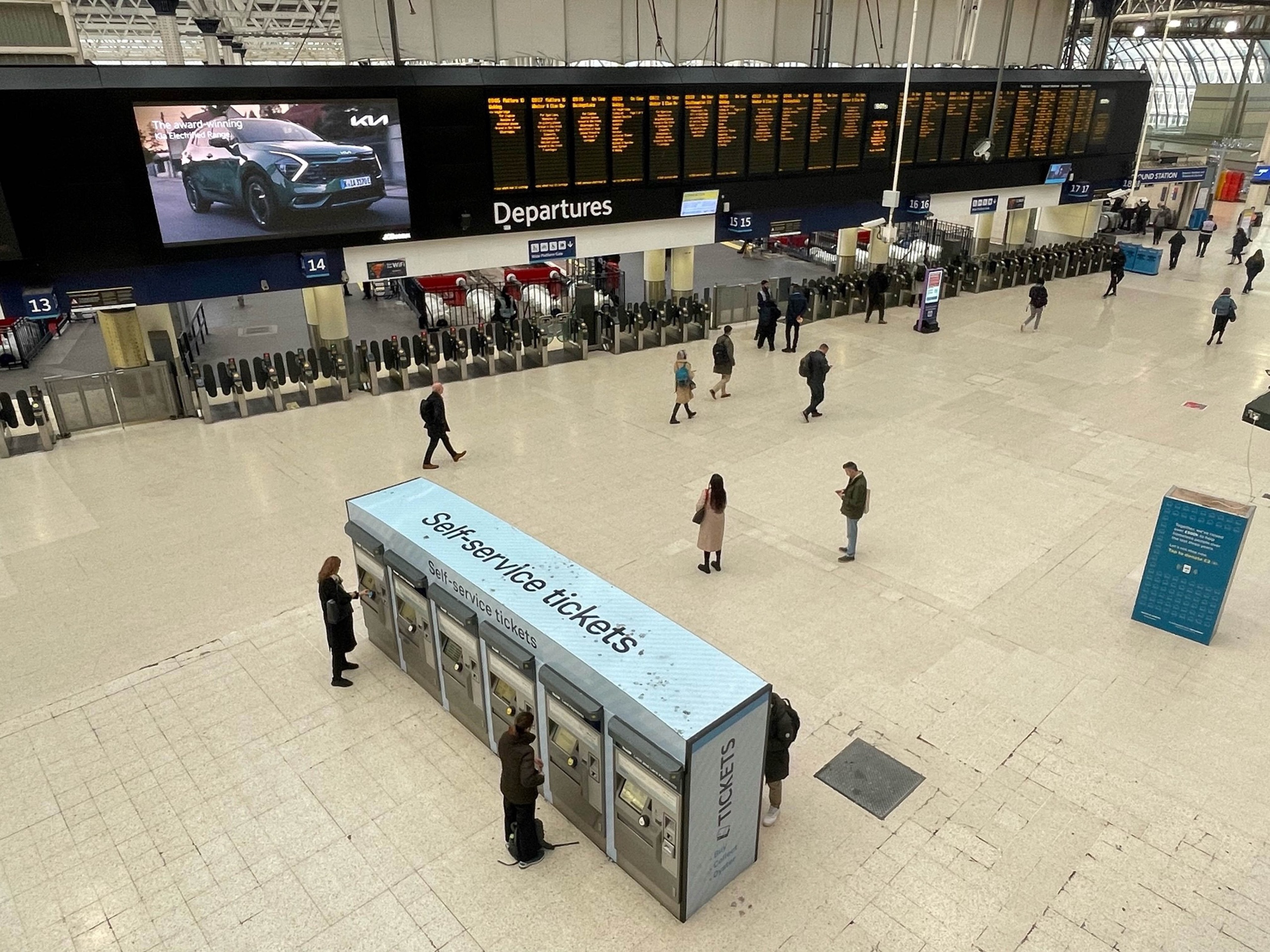 Waterloo station in Londen. Het treinverkeer in het Verenigd Koninkrijk is grotendeels platgelegd door een staking van spoorpersoneel.