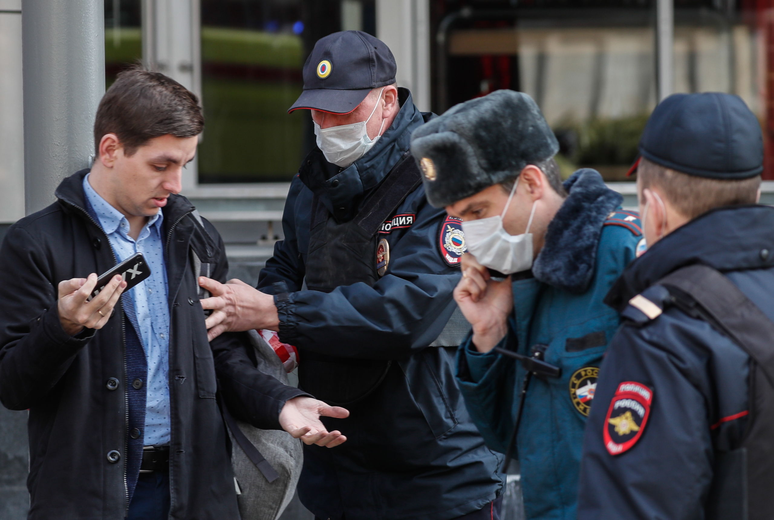 De Russische politie houdt een man aan die zich niet aan de coronaregels zou hebben gehouden. 