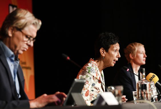 Technisch directeur KNGU, Mark Meijer, voorzitter Monique Kempff en directeur KNGU, Marieke van der Plas tijdens een persbijeenkomst van de KNGU over de recente verhalen over mishandelingen en vernederingen in de turnsport.