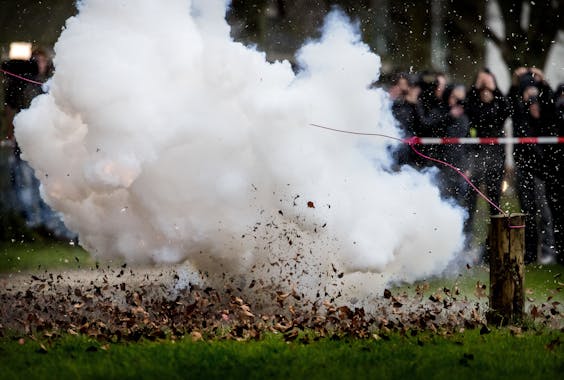 Een Cobra 6 tijdens demonstratie van de vuurwerkfederatie om de verschillen aan te tonen van legaal en illegaal knalvuurwerk.