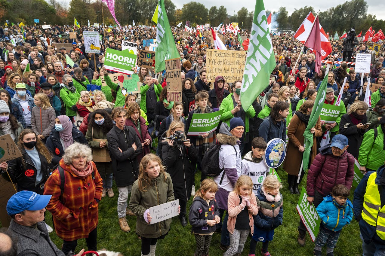 Duizenden betogers lopen de klimaatmars door Amsterdam, waarbij het kabinet wordt opgeroepen meer te doen tegen klimaatverandering.