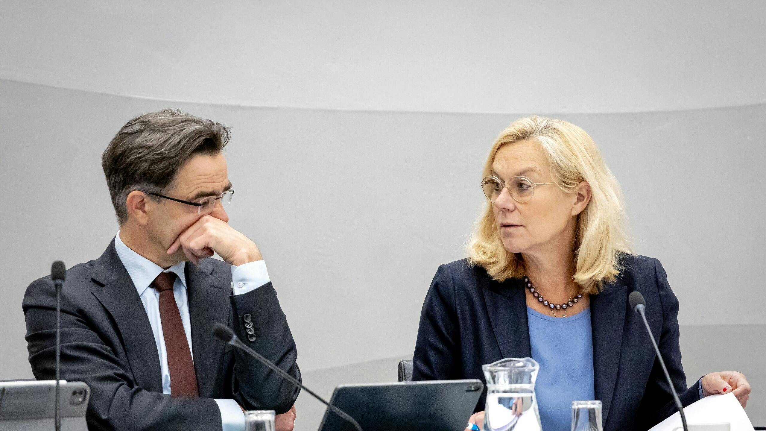 Minister Sigrid Kaag van Financiën tijdens van een wetgevingsoverleg met de Tweede Kamer commissie over de aankoop van nieuwe aandelen Air France-KLM. 