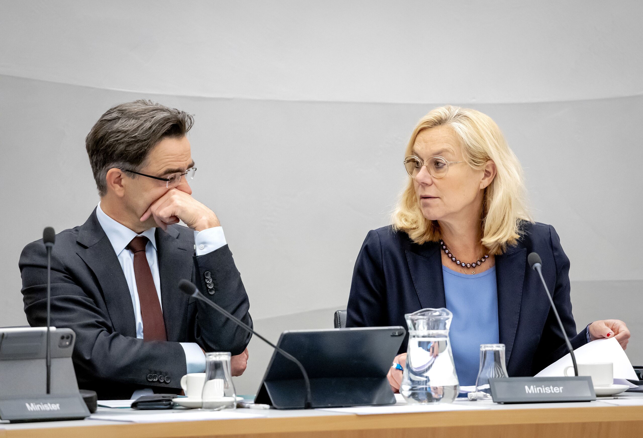Minister Sigrid Kaag van Financiën tijdens van een wetgevingsoverleg met de Tweede Kamer commissie over de aankoop van nieuwe aandelen Air France-KLM. 