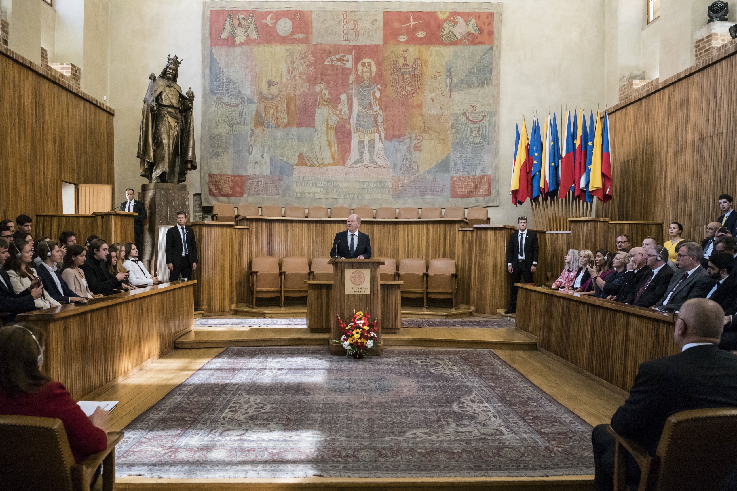 De Duitse bondskanselier Olaf Scholz houdt een toespraak op de Karelsuniversiteit in Praag.