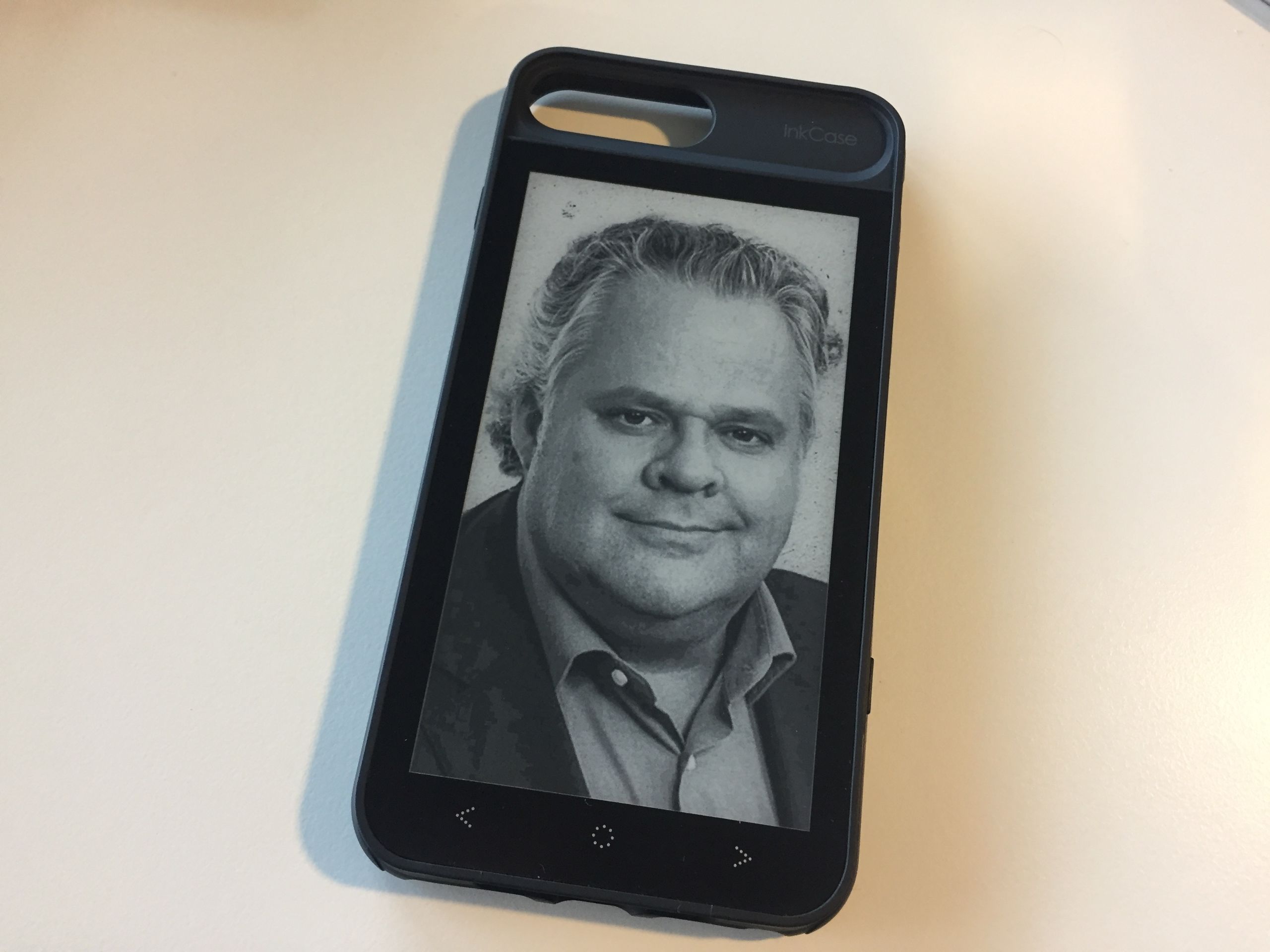 Bas van Werven op de achterkant van je telefoon, wie wil dat nou niet?