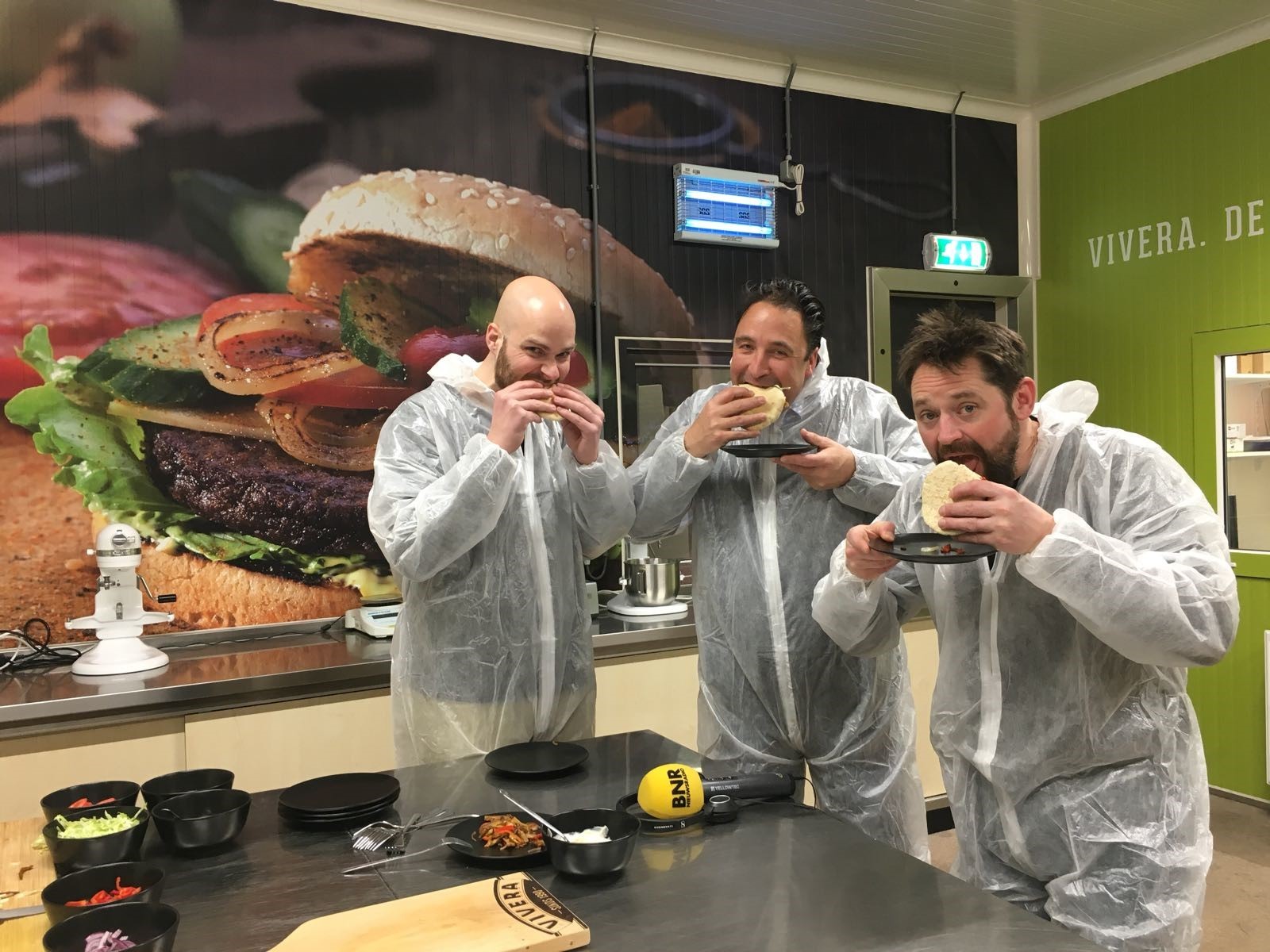 Jeroen Boom (links) en Gert-Jan Gombert (midden) van Vivera - Producent van Vleesvervangers, aan een broodje 'Shoarma' 