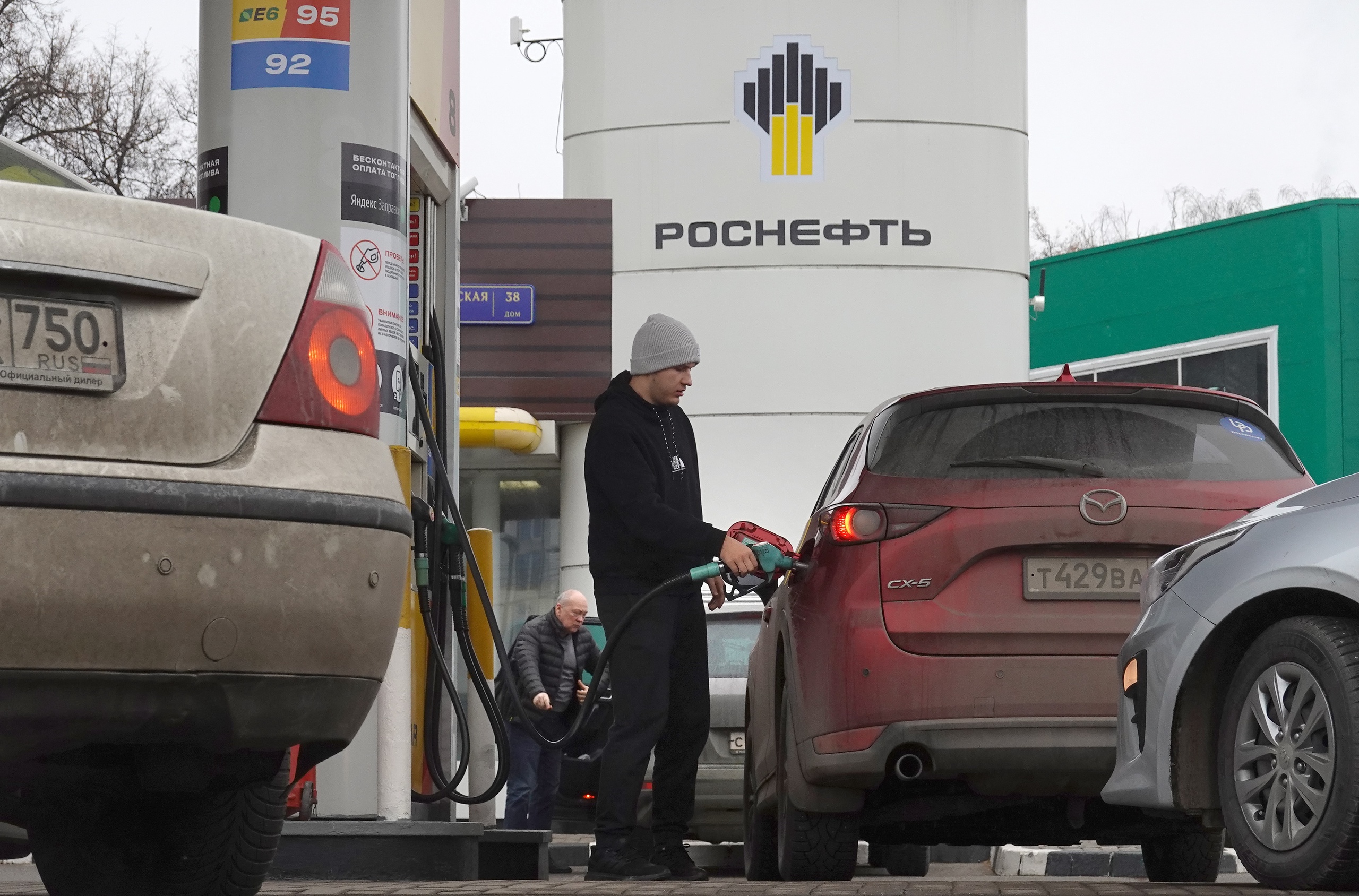 De Russische economie wordt er met het prijsplafond op olie het land er alleen maar beter op. Dat beweert althans het Kremlin, verteld correspondent Joost Bosman vanuit Moskou. 'Het prijsplafond wordt weliswaar besproken in de media maar de Russen liggen er niet wakker van.'