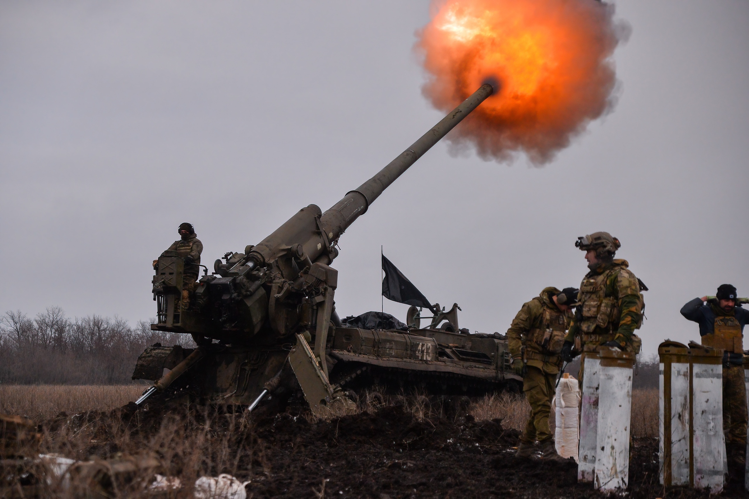 De Oekraiense artillerie neemt Russische stellingen nabij Bachmoet onder vuur. De Oekraïense strijdkrachten claimen de afgelopen 24 uur 1030 Russische militairen te hebben gedood. 