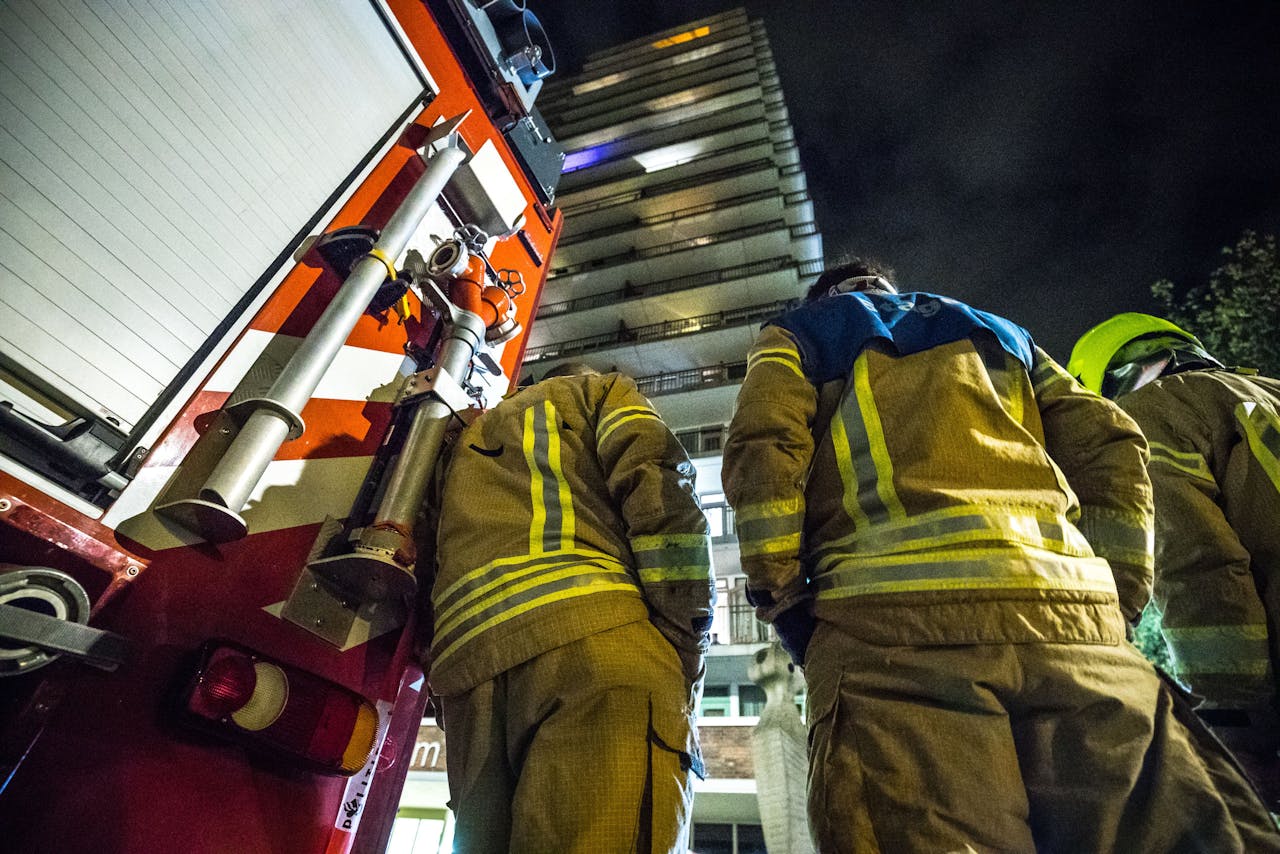ROTTERDAM - Hulpdiensten bij de flat aan de Soderblomplaats in Rotterdam. Bij de brand zijn een dode en zes gewonden gevallen. ANP ROB ENGELAAR