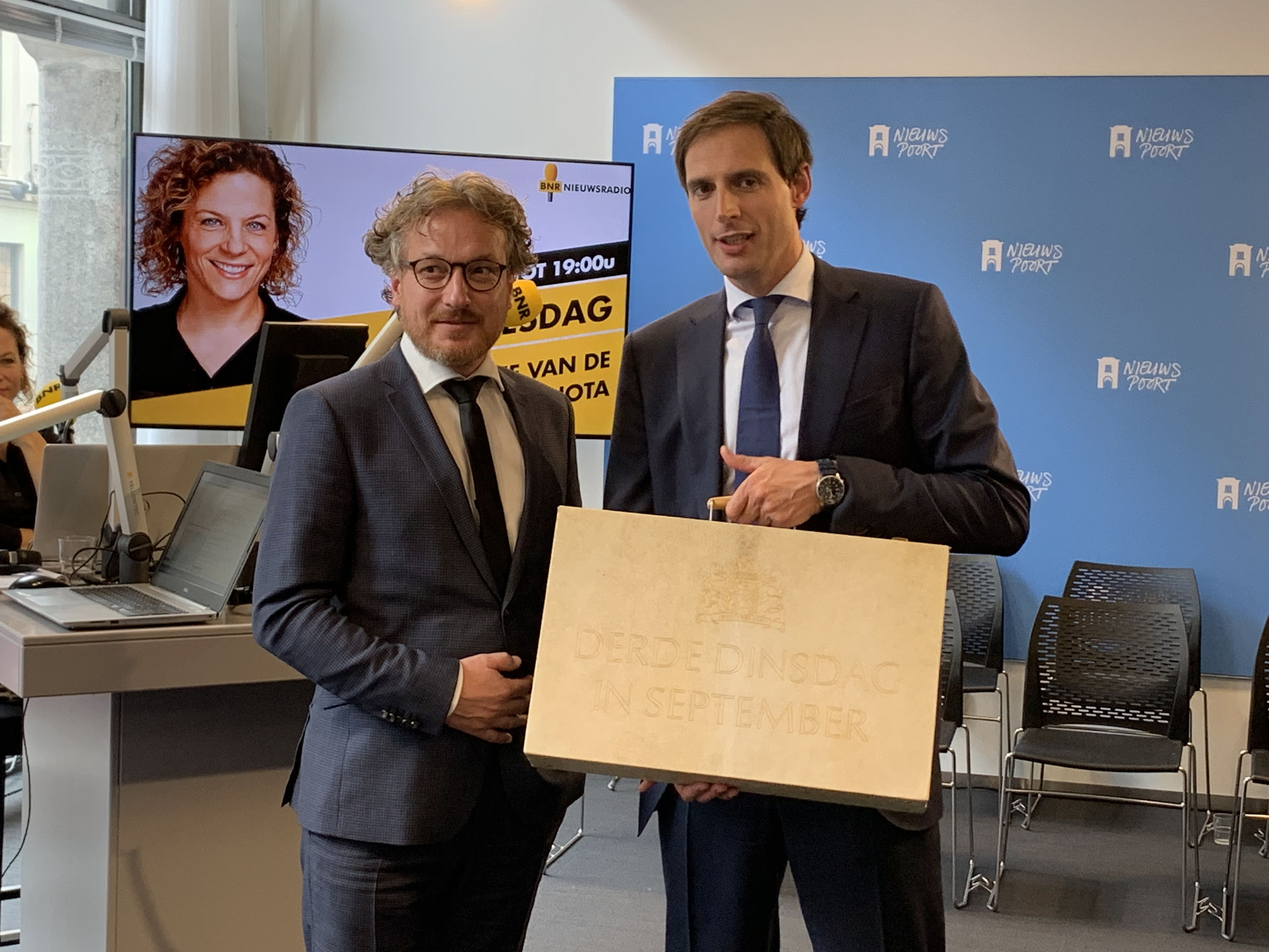 BNR politiek verslaggever Laurens Boven en minister van Financiën Wopke Hoekstra met het koffertje van de Miljoenennota.