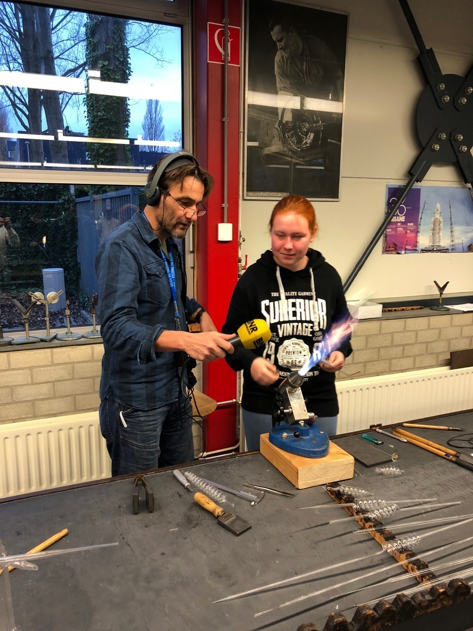 Verslaggever Martijn de Rijk met een scholier van de Leidse instrumentmakers School (LiS)