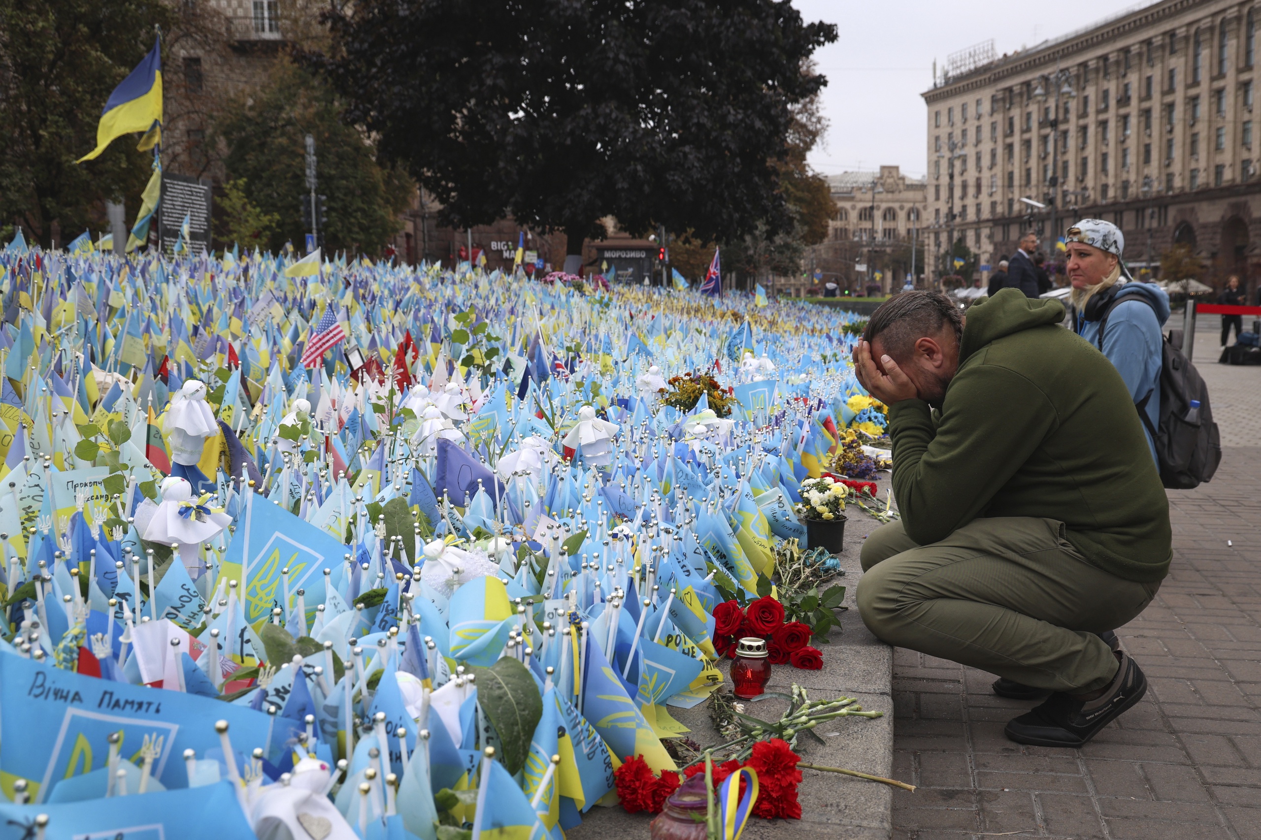 Сегодня в Украине День Защитника, день чествования ветеранов и павших военнослужащих Вооруженных Сил Украины.  Память погибших воинов вспоминают в разных городах Украины.