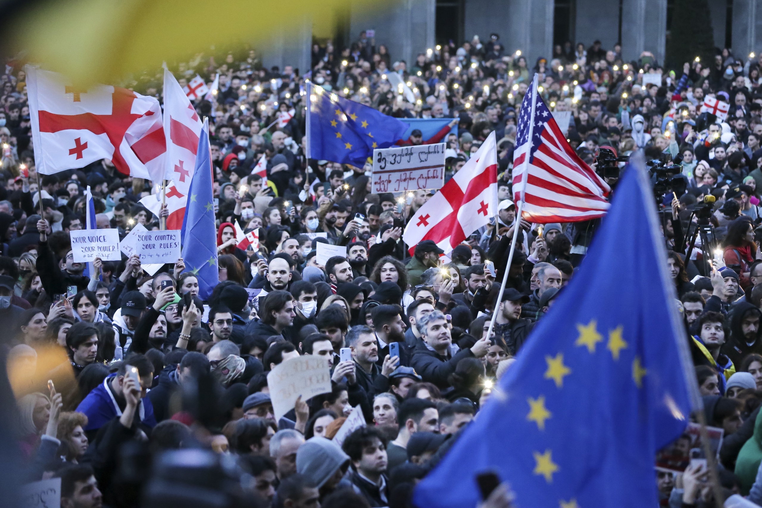 Tienduizenden De Straat Op Bij Pro-Europese Protesten In Georgië | BNR ...