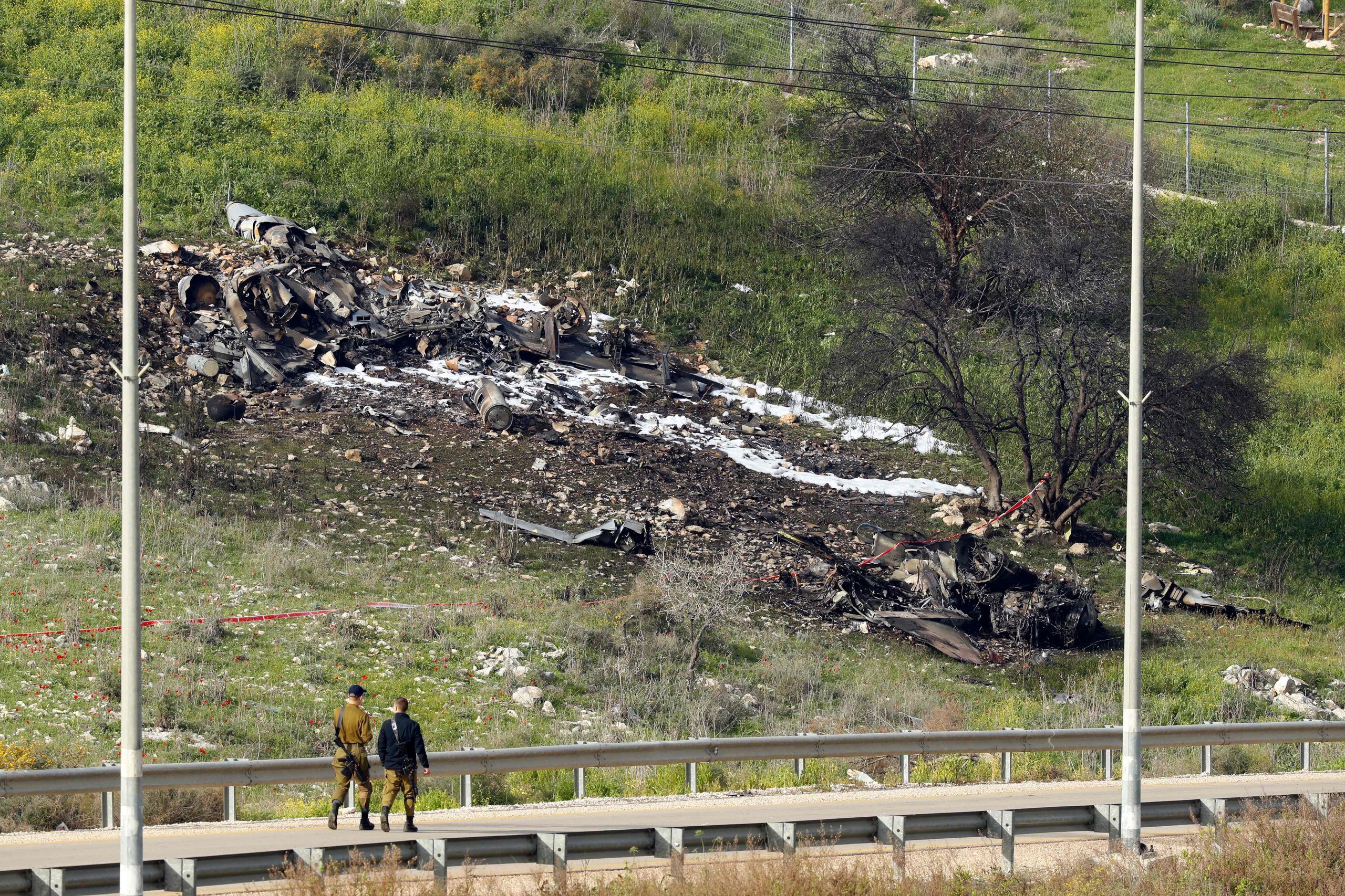 De resten van het neergestorte toestel, nabij de kibboets Harduf in het noorden van Israël.