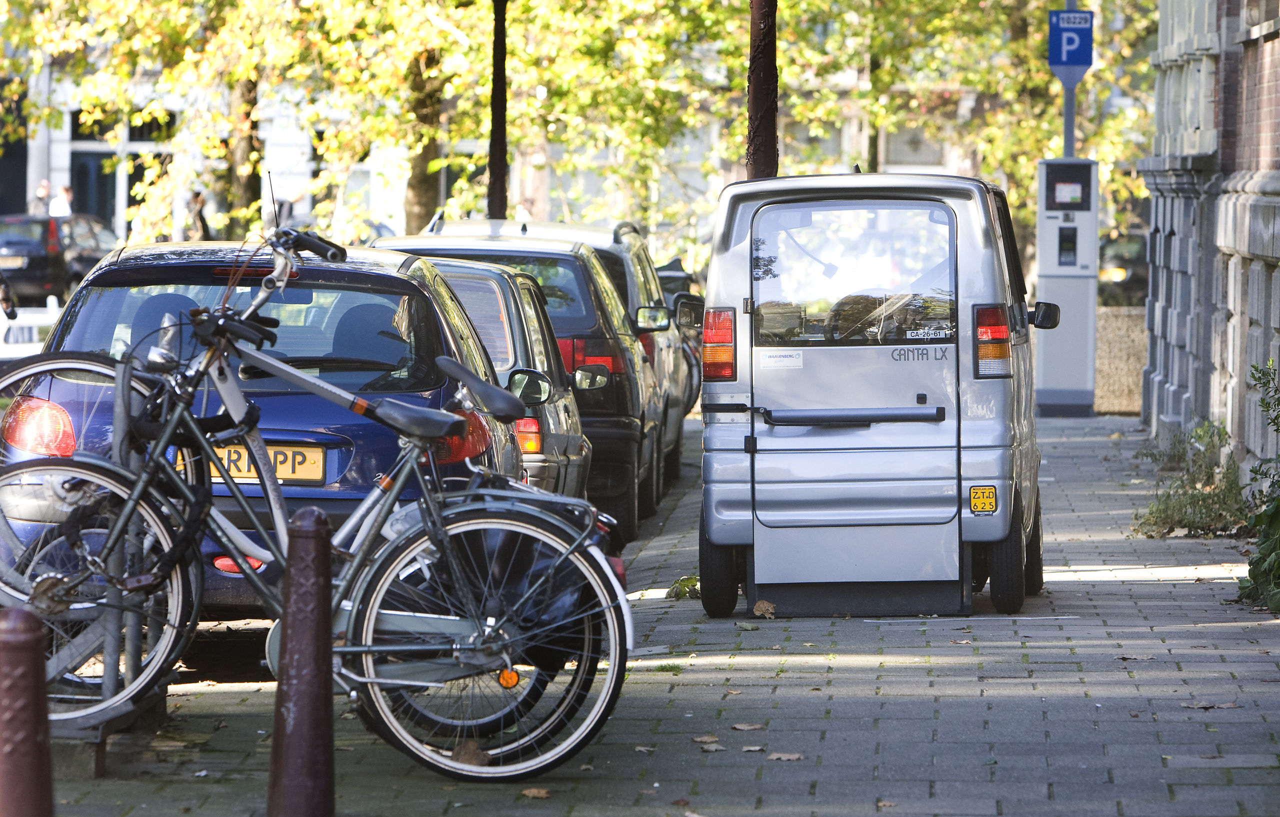 Een Canta-auto op het trottoir in Amsterdam.