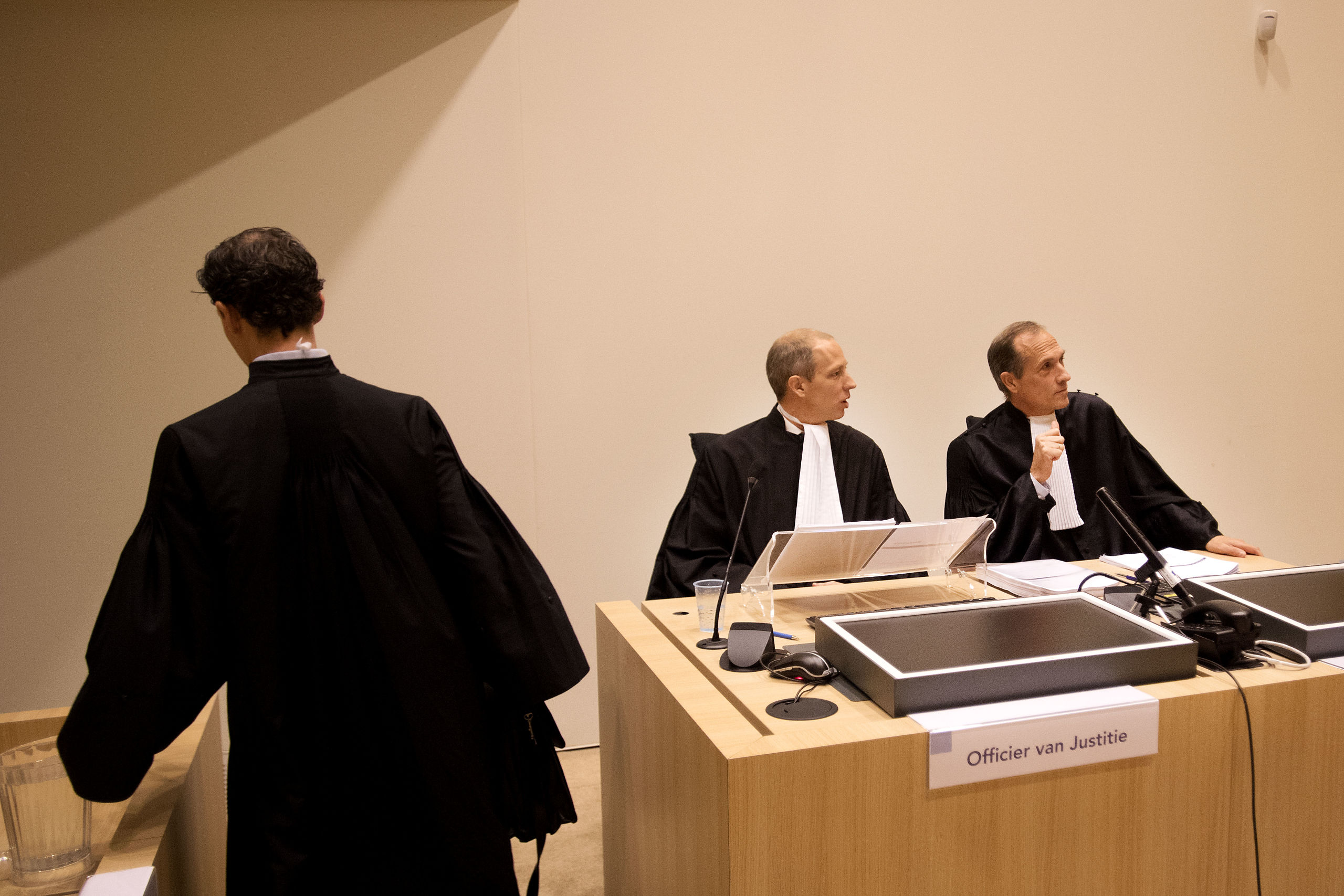 De twee officieren van Justitie in de rechtszaal. In de rechtszaak tegen de twee agenten die verantwoordelijk worden gehouden voor de fatale arrestatie van de Arubaan Mitch Henriquez is de strafeis bekendgemaakt.