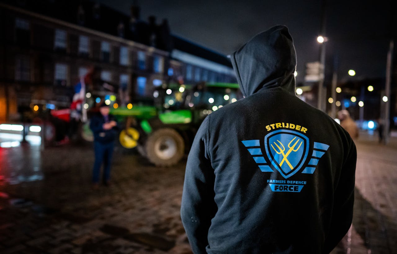 Boeren hebben zich verzameld voor de ingang van het Binnenhof, een dag voor een landelijke boerendemonstratie tegen het stikstofbeleid van het kabinet