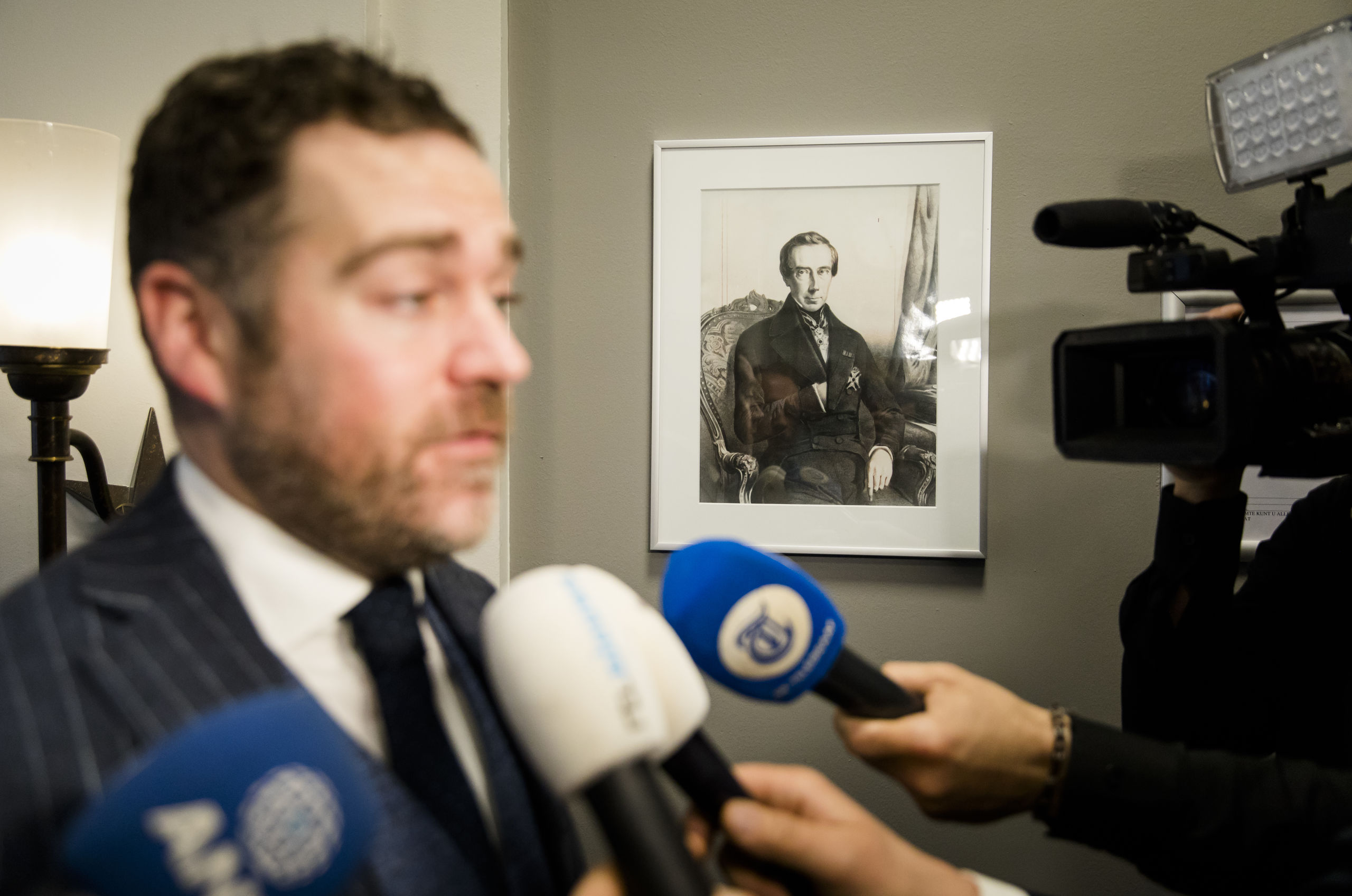 2019-03-21 13:38:25 DEN HAAG - Klaas Dijkhoff (VVD) in gesprek met de pers voorafgaand aan een fractievergadering van de VVD, een dag na de verkiezingen voor de Provinciale Staten. ANP BART MAAT