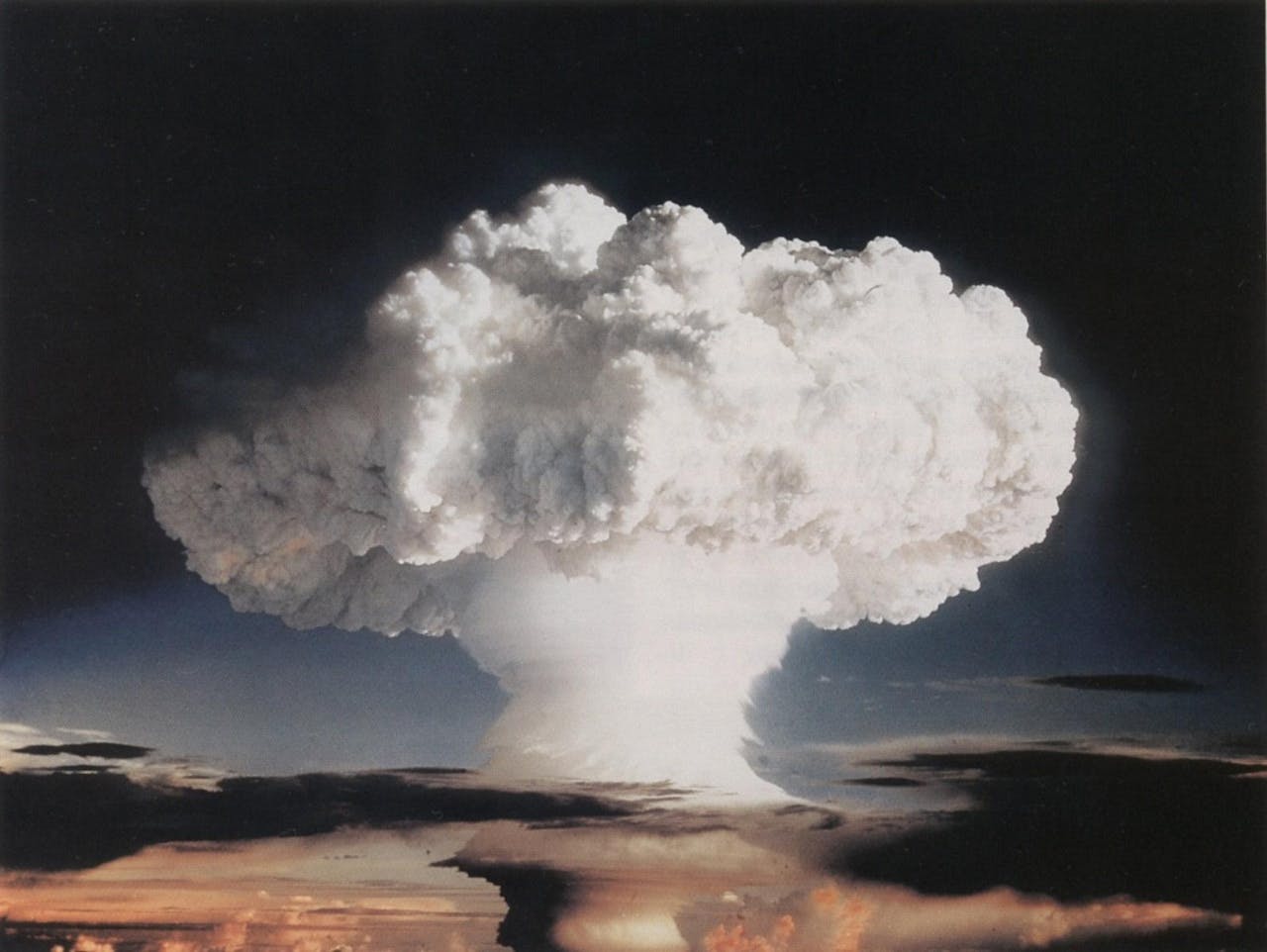 De eerste explosie van een waterstofbom, op het atol Enewetak, in 1952