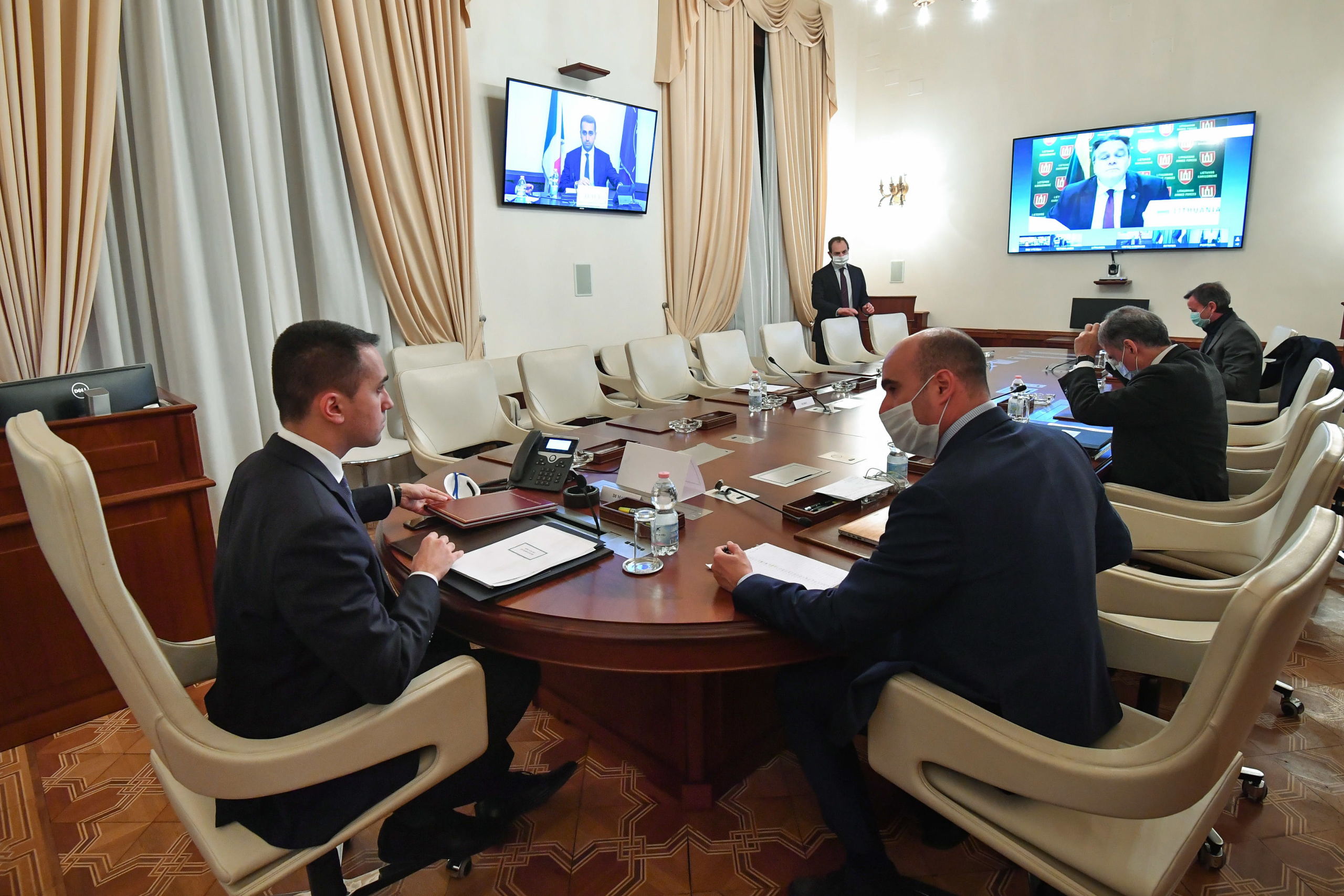 De Italiaanse minister van Buitelandse Zaken, Luigi Di Maio, woont een NAVO-videoconferentie bij met collega ministers uit andere lidstaten. 