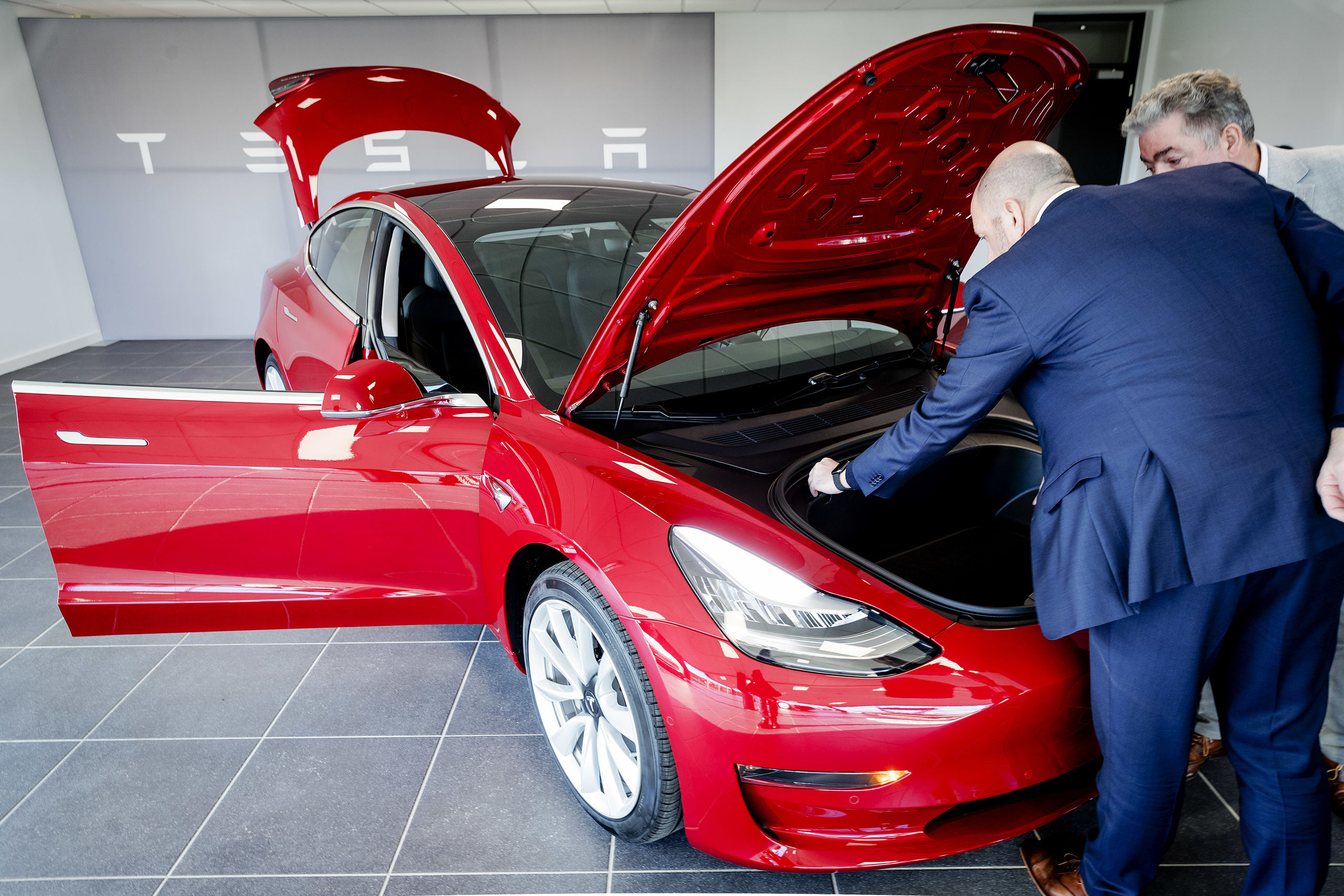 Tesla Model 3 in het nieuwe Tesla Store & Service Center aan de Boschdijk. De showroom is de grootste in Nederland van de Amerikaanse producent van elektrische auto's.