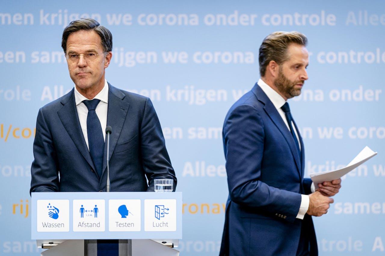 Premier Mark Rutte en minister Hugo de Jonge tijdens een persconferentie over strengere coronamaatregelen.