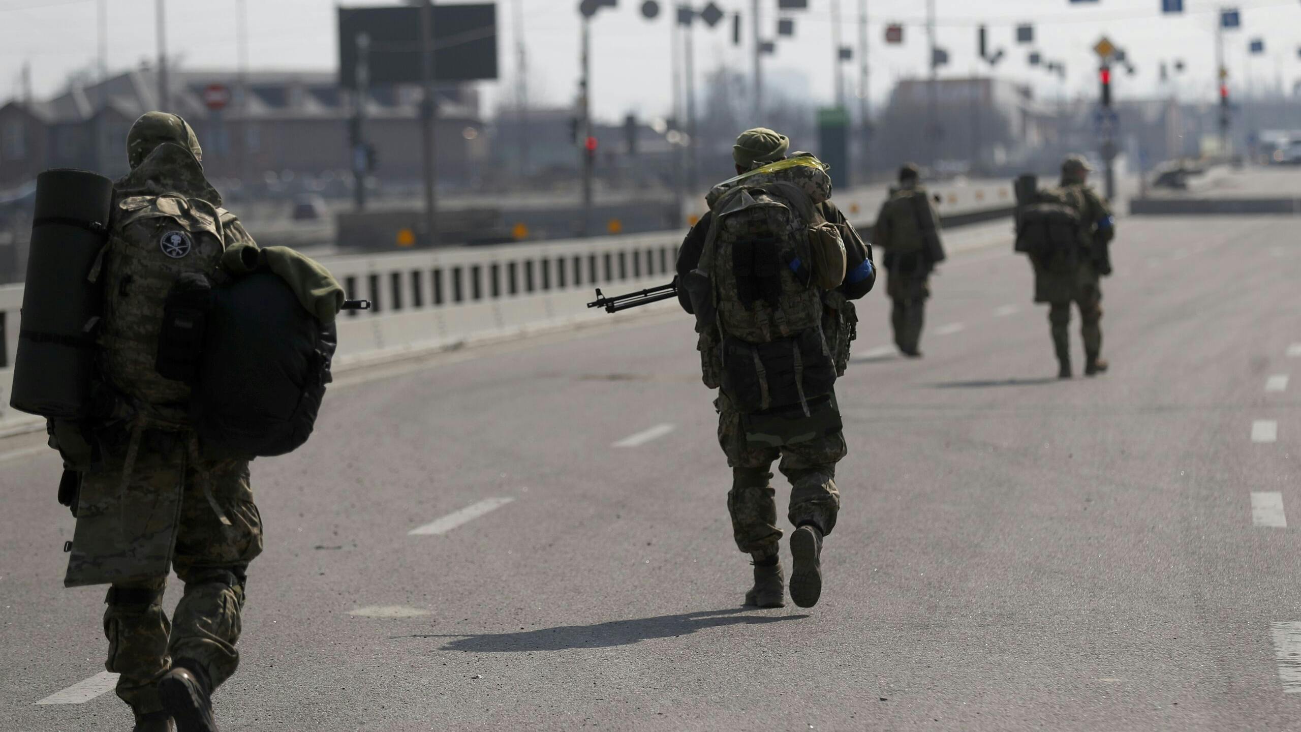 Oekraïense patrouille in buitenwijk Kiev