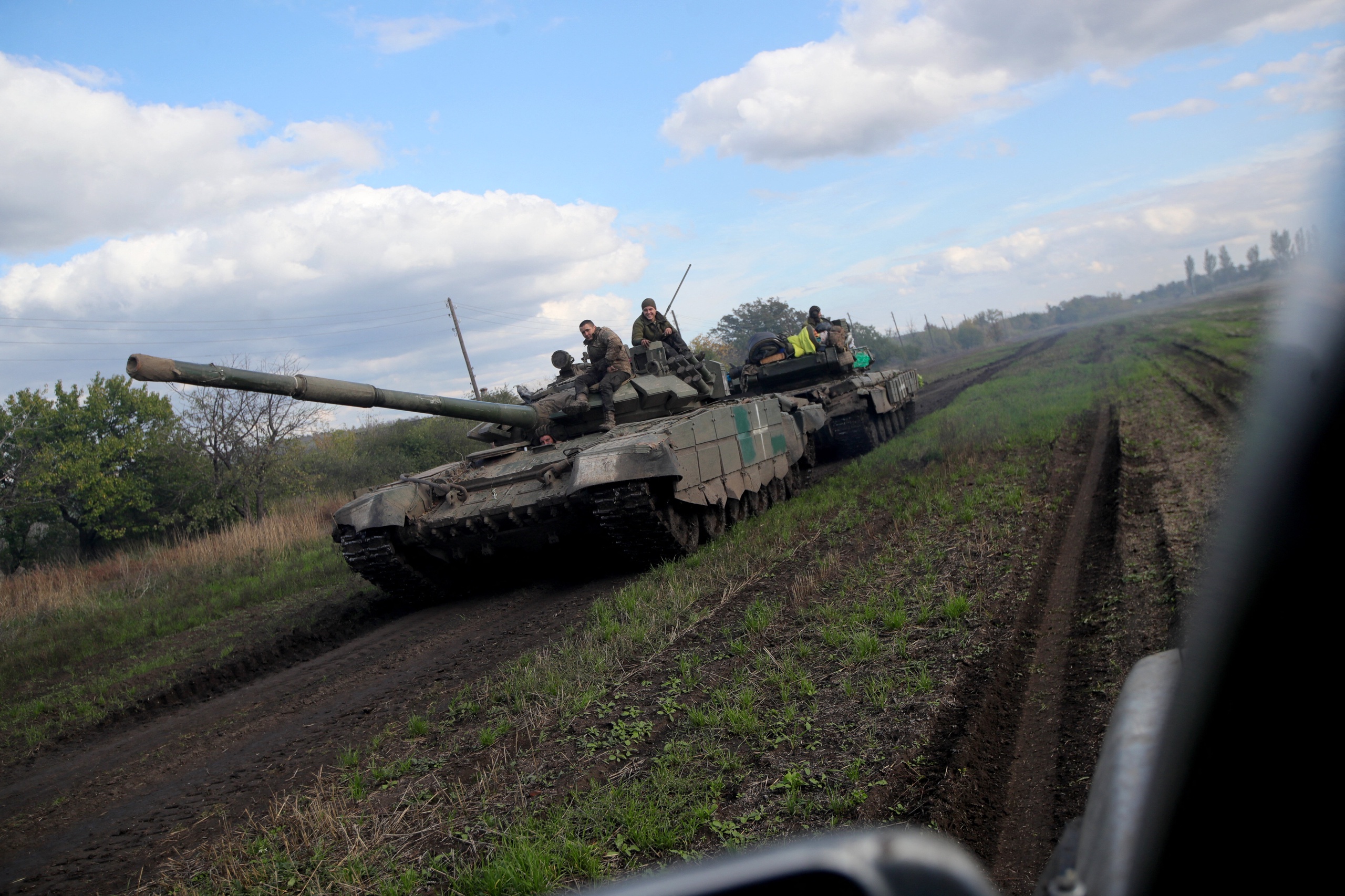 Oekraïense tanks in actie. Zelenski kwam direct vanuit Bahmoet, de zwaarste frontplek. Bahmoet en Washington zijn de twee plekken waar de oorlog wordt beslist voor Oekraïne