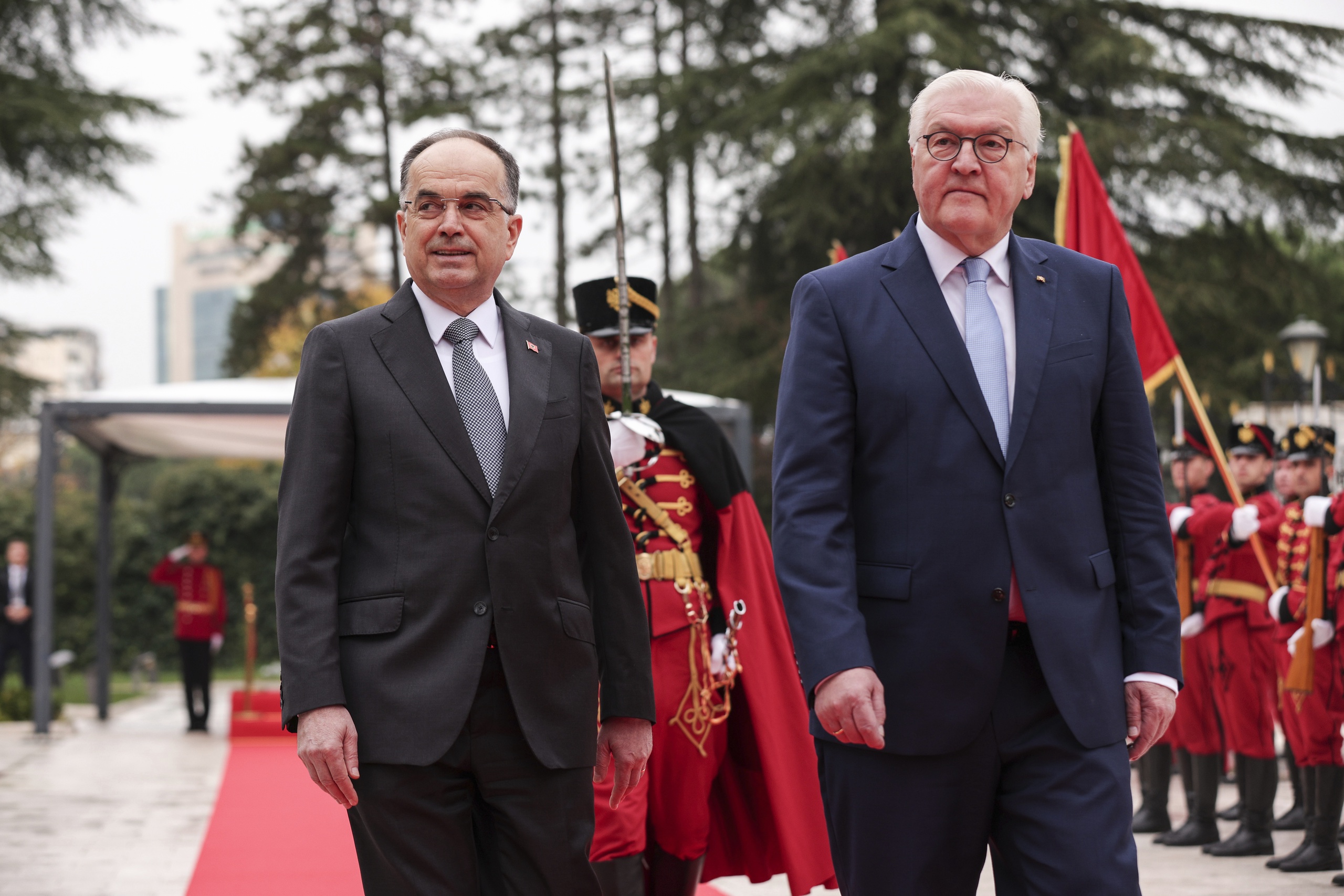 De Albanese president Bajram Begaj (l) ontvangt de Duitse bondspresident Frank-Walter Steinmeier op 1 december. 