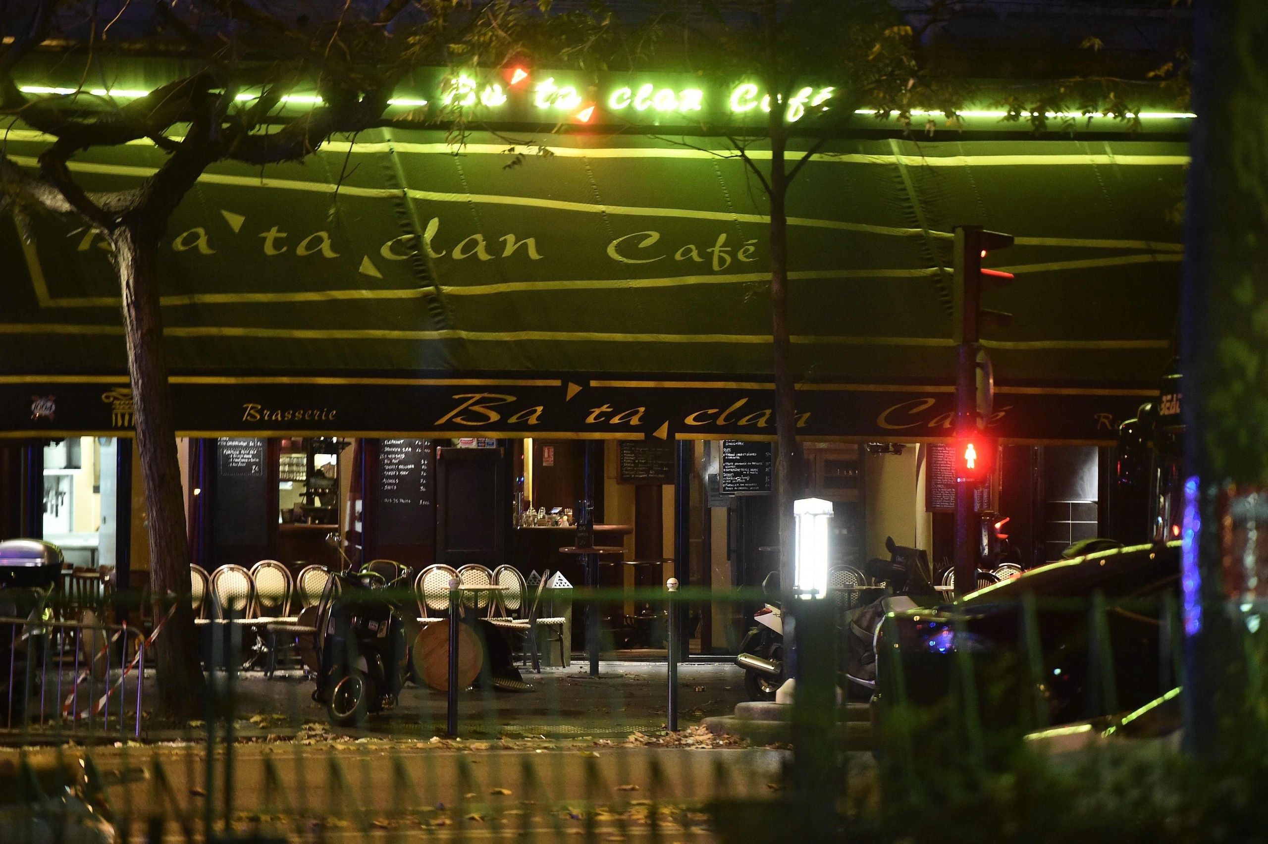 In het Bataclan-theater openden drie terroristen het vuur op concertgangers. Hierbij kwamen 90 mensen om het leven.