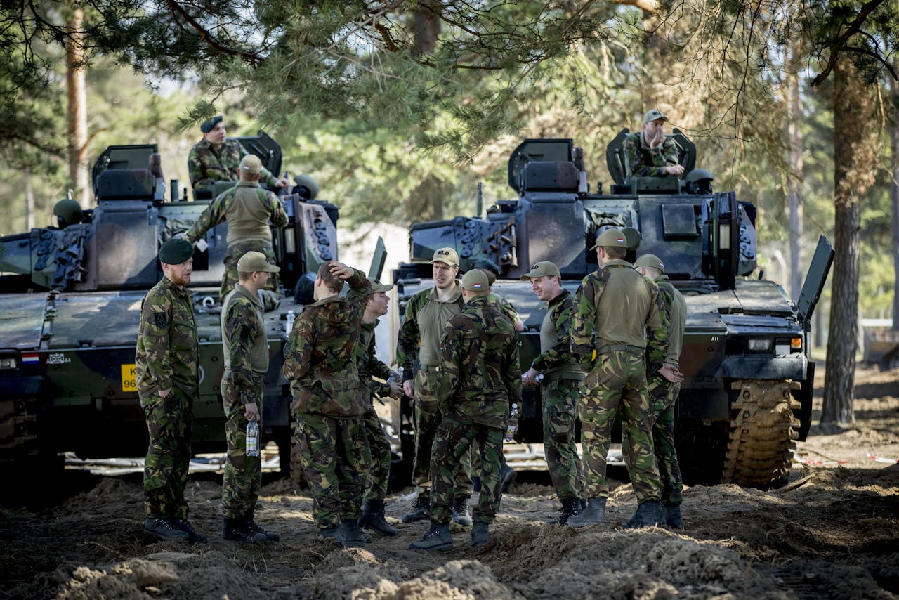 RUKLA - Nederlandse militairen die deelnemen aan de Enhanced Forward Presence aan de Russische grens in Litouwen werken aan de systemen van de voertuigen in de logistiek hub in Rukla. De Nederlandse eenheid maakt deel uit van de versterkte militaire aanwezigheid in Litouwen. Met het sturen van deze troepen onderstreept de NAVO de solidariteit met de Baltische staten en Polen. ANP JERRY LAMPEN