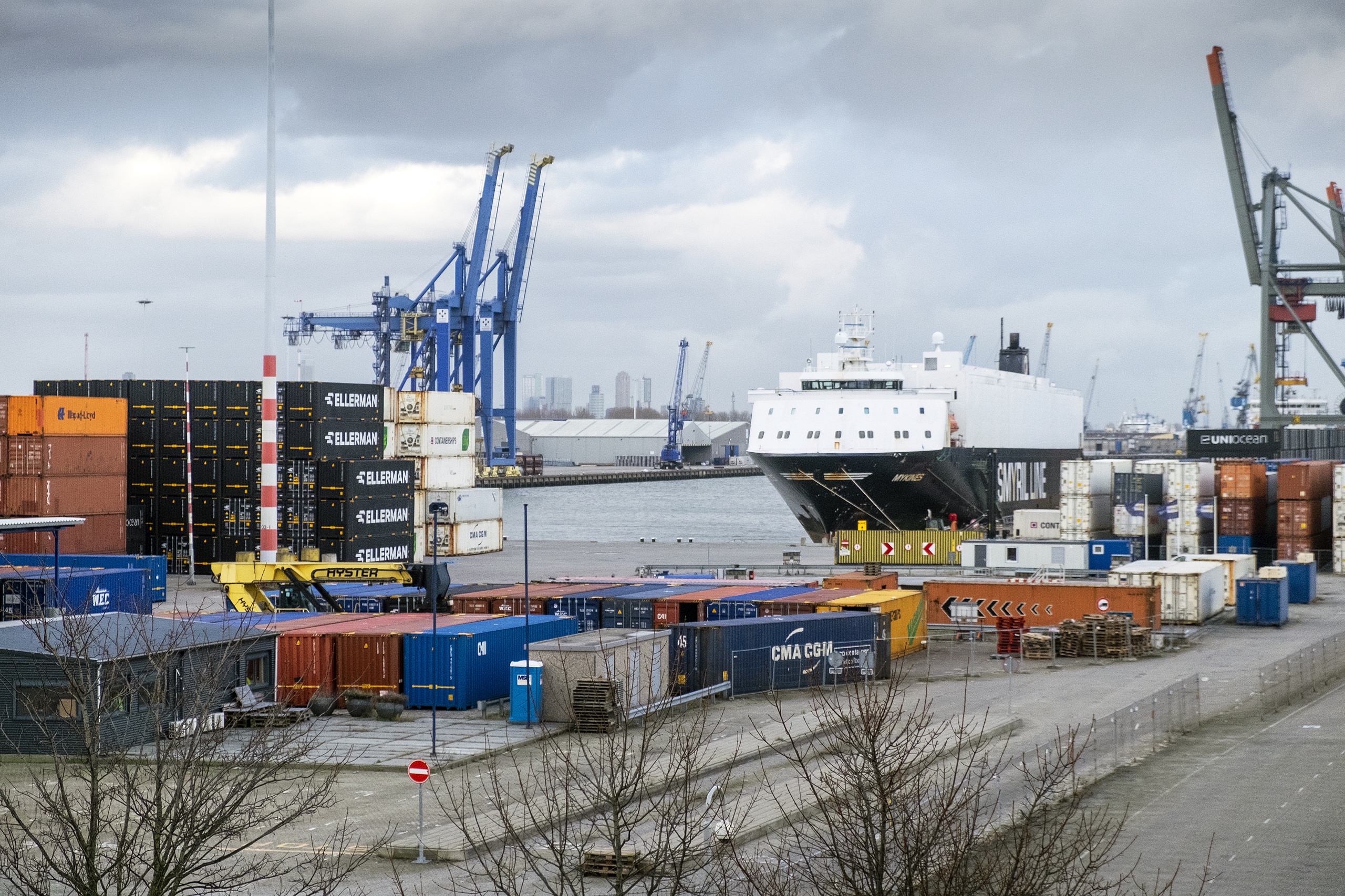 Het plaatsen van Patriot-installaties in de Rotterdamse haven, maar ook de haven van Vlissingen, vindt De Hoop Scheffer 'geen dwaze gedachte'.