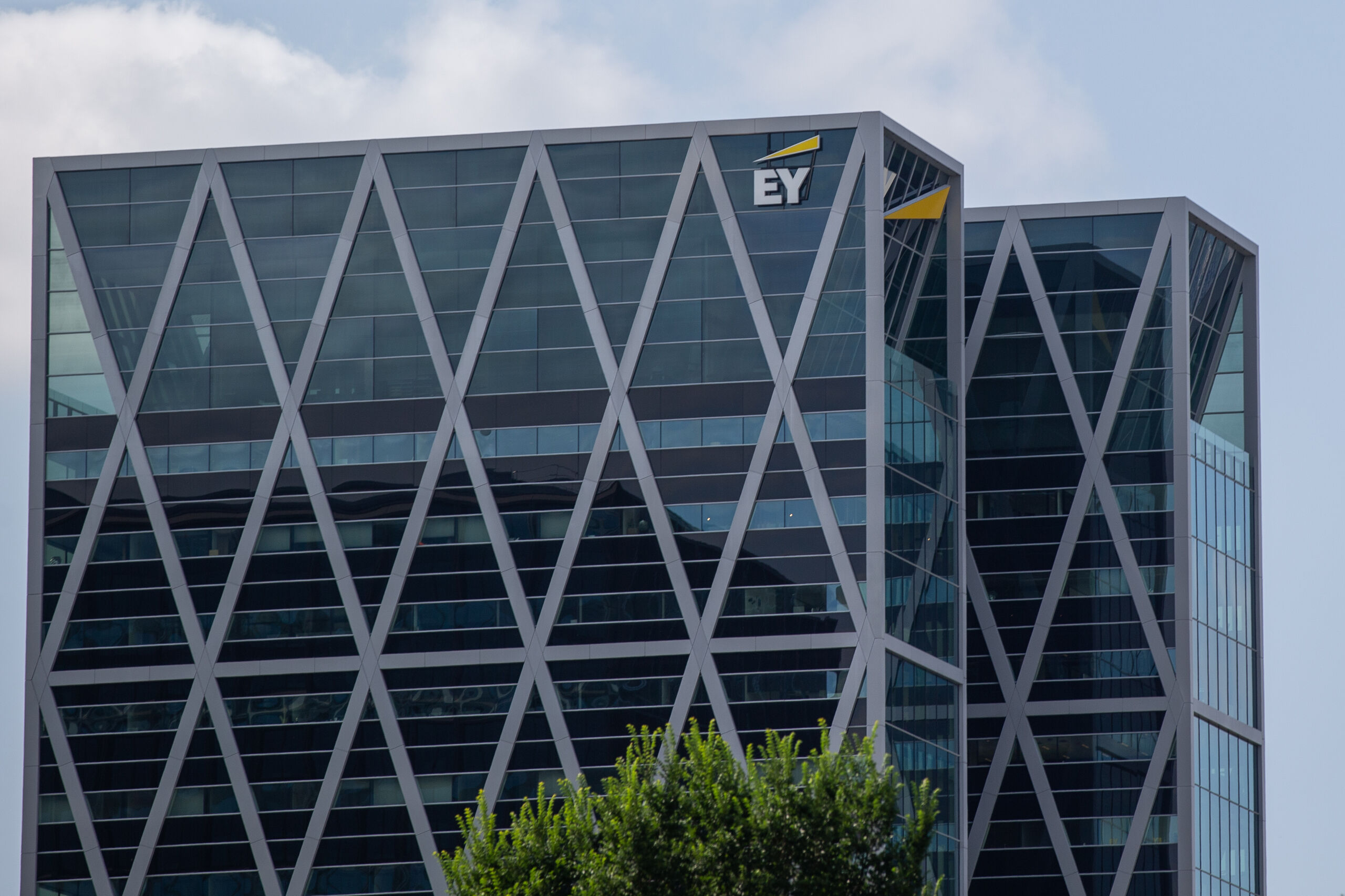 Het hoofdkantoor van het accountantsbureau EY in Amsterdam.