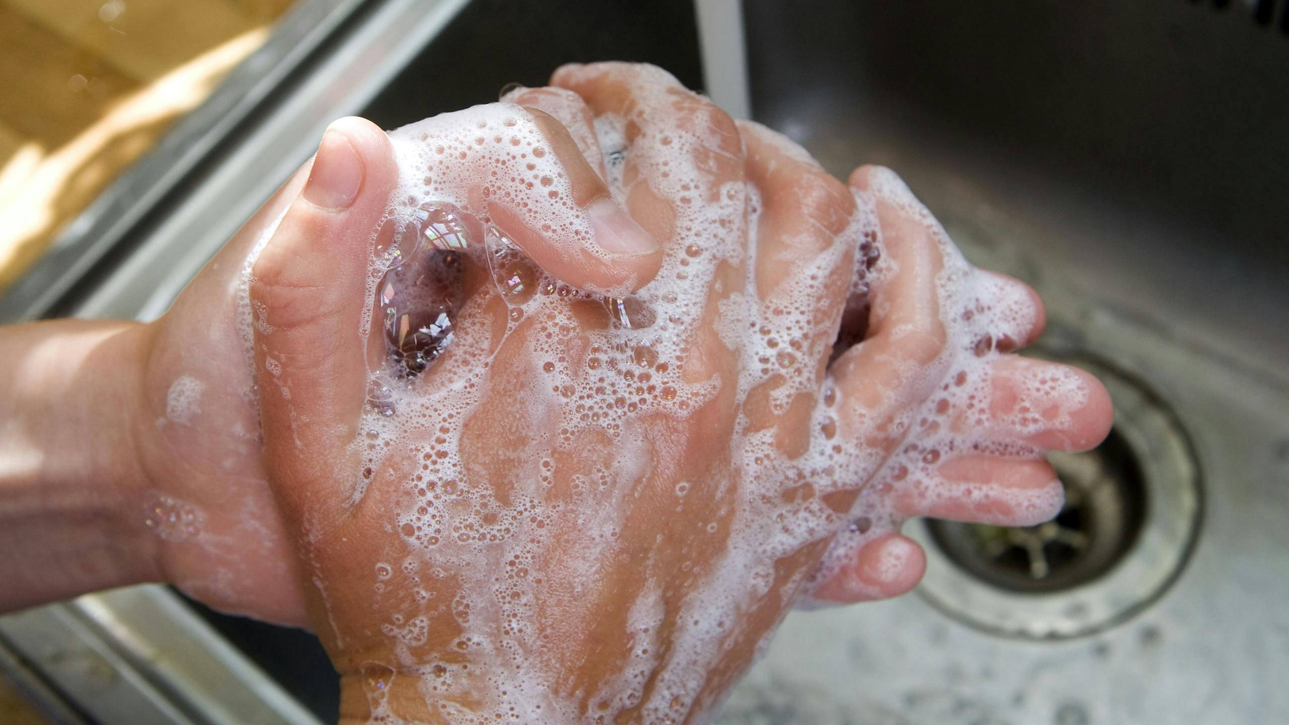 2009-07-30 00:00:00 HAARLEM - ILLUSTRATIE Mexicaanse griep. Handen wassen. ANP XTRA KOEN SUYK