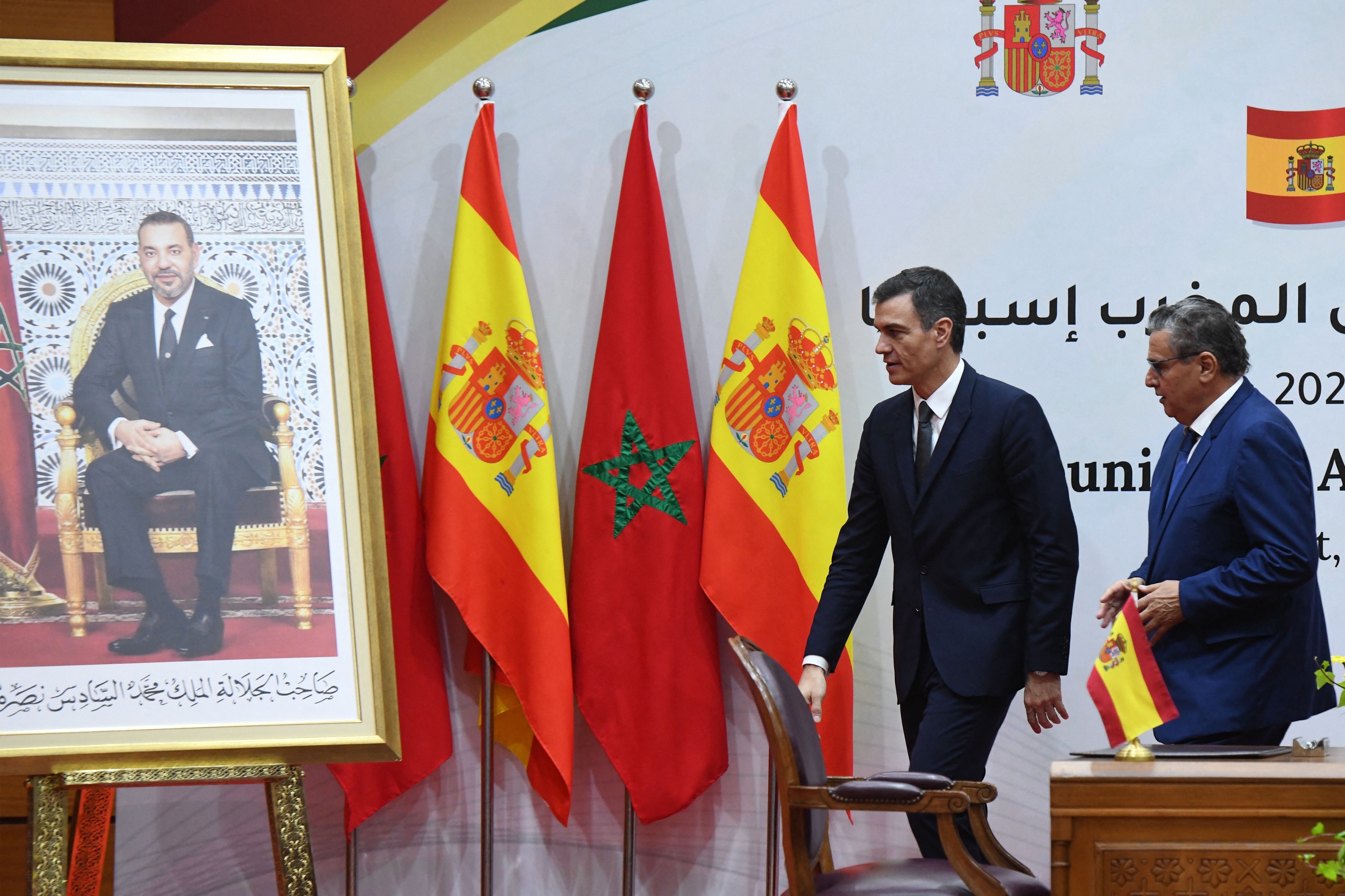 De Spaanse premier Pedro Sanchez krijgt veel kritiek op een bezoek aan Marokko om de banden tussen beide landen aan te halen.
