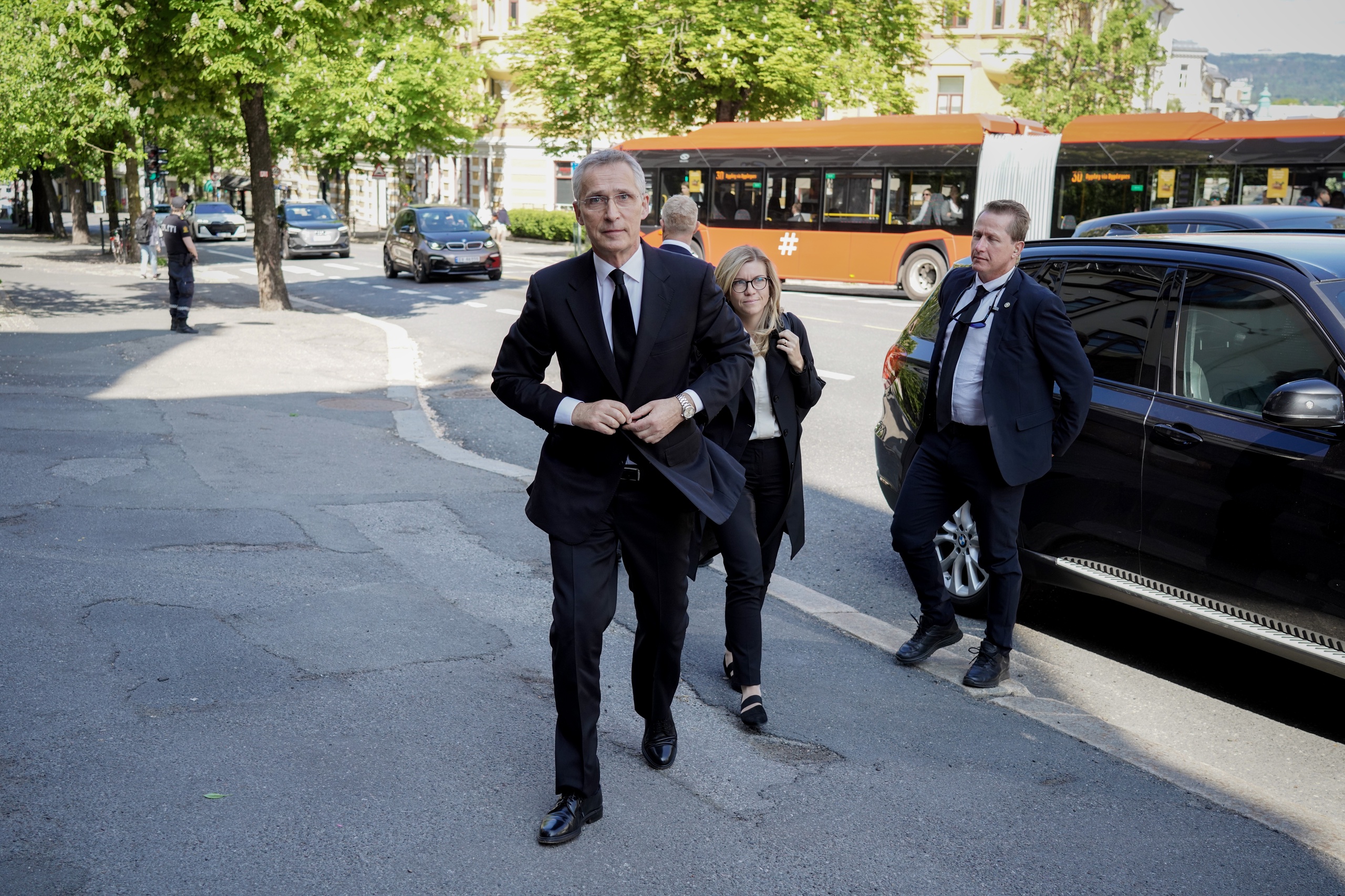 NAVO-baas Jens Stoltenberg heeft Kosovo vandaag opgeroepen om de spanning met Servië te doen afnemen, daags na de gewelddadige confrontaties tussen Kosovaarse politie en demonstranten. Dat meldt Reuters. Serviërs demonstreerden tegen Albanese burgemeesters die gekozen werden in etnisch-Servische gebieden.