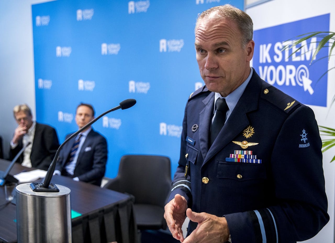Directeur van de Militaire Inlichtingen- en Veiligheidsdienst, generaal-majoor Onno Eichelsheim tijdens een discussiebijeenkomst in Nieuwspoort over de nieuwe Wiv.